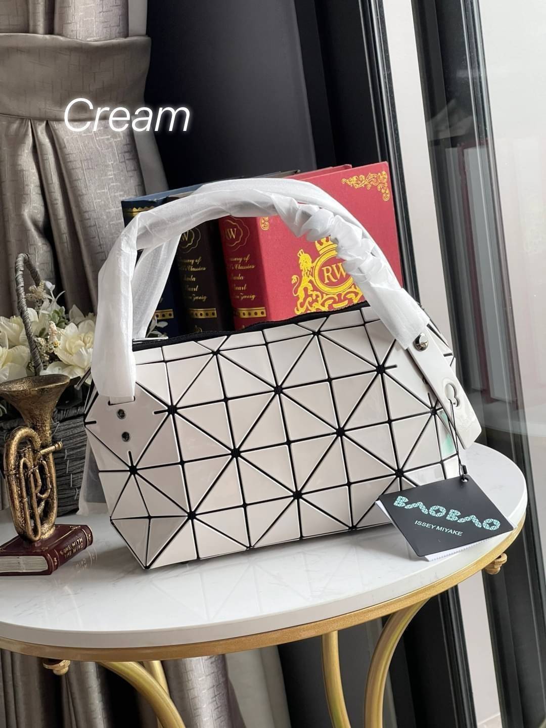 BaoBao Issey Miyake Small Boston Bag กระเป๋าบอสตันที่มีดีไซน์สปอร์ต มีช่องซิปที่ทำให้หยิบสิ่งของออกมาได้ง่ายแล้ว แบบกว้างที่ด้านล่างของกระเป๋ายังให้ความจุที่ยอดเยี่ยม