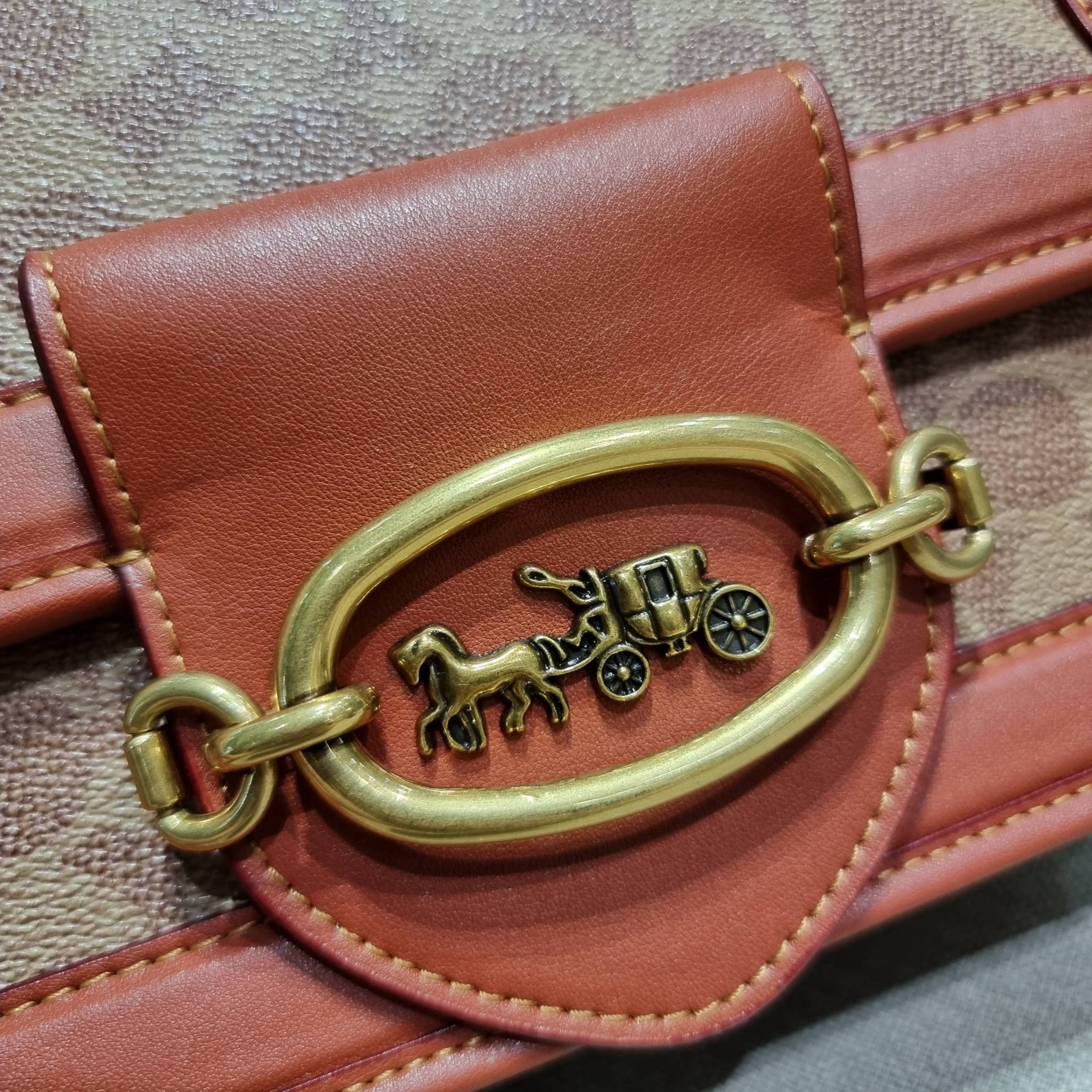 COACH C8449 HERO SHOULDER BAG / COACH C8450 HERO SHOULDER BAG IN SIGNATURE CANVAS ดีไซน์ใหม่ล่าสุด ที่มาพร้อมความหรูยกระดับ กระเป๋าถือ/สะพายข้าง ออกแบบทรงสวย คลาสสิค ขนาดกำลังพอดี ไม่ว่าจะถือ หรือสะพายสายครอส ก็ดูดีแบบไม่ต้องแต่งเติม วัสดุหนังแท้เต็มใบ ฝา