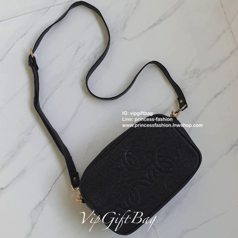 CHANEL VIP GIFT BAG รุ่น CAVIER CROSSBODY กระเป๋าของสมนาคุณ จากพรีเมี่ยมกิ้ฟแบรนด์ดังอย่าง CHANEL วัสดุหนังสังเคราะห์ ลายคาเวียร์สุดหรูเต็มใบ #เล่นแสงสวยมาก ด้านในเปิดปิดด้วยซิปCC อะไหล่ทอง มีช่องซิปแยกอีกหนึ่งช่อง สามารถใส่กระเป๋าสตางค์ใบยาว ของจุกจิกได้