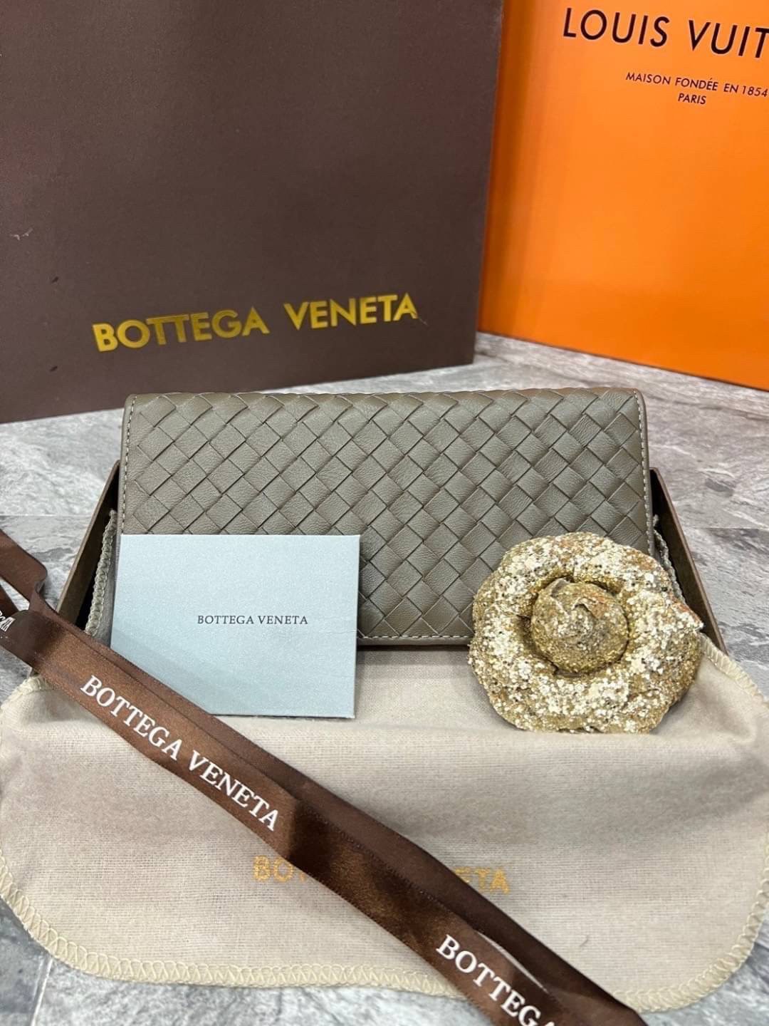 VIP 】หนังแท้ BOTTEGA VENATA WALLET กระเป๋าสตางค์ใบยาว รุ่นตามหา มาเท่าไหร่ไม่เคยพอเลยค่า เป็นรุ่นคลาสสิกที่หยิบมาใช้งานได้บ่อยที่สุด งานหนังแท้ทั้งใบสวยมากนะคะ ใช้ทนทานได้นานเลย ภาพสินค้าถ่ายจากงานขายจริง พร้อมส่งที่ไทยราคาสุดคุ้มห้ามพลาดค่ะ!