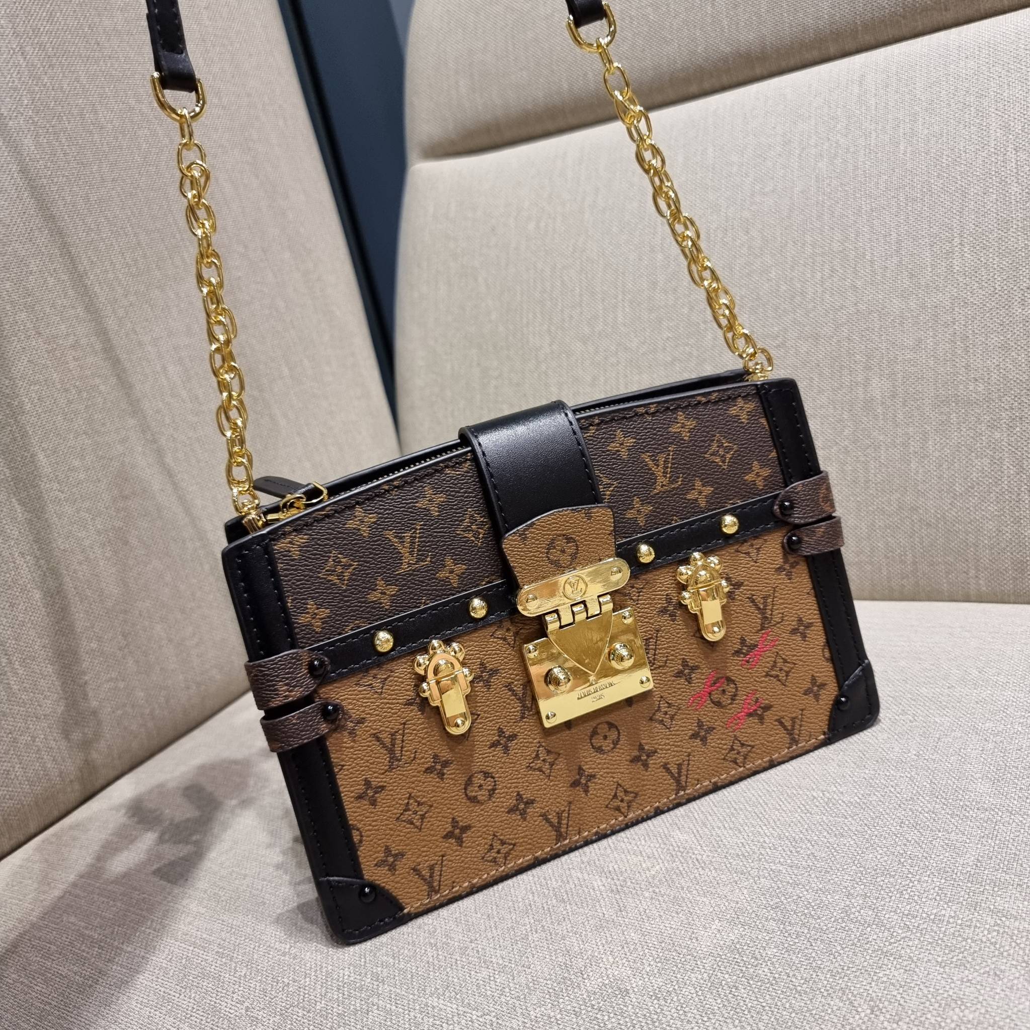 LOUIS VUITTON TRUNK CLUTCH Monogram / LV TRUNK CLUTCH กระเป๋าสะพายกึ่งคลัทช์ ทรงสวย ที่สาวๆเรียกร้อง วัสดุหนังแคนวาส ดีไซน์ทุกอย่างได้ลงตัว หรูหรา ปากกระเป๋ามีสายคาดล็อค และช่องซิปปิด ภายในแบ่งสัดส่วนไว้ดีมากๆ มาพร้อมสายสะพายโซ่สลับหนัง ที่ถอดออกได้ พกเป็