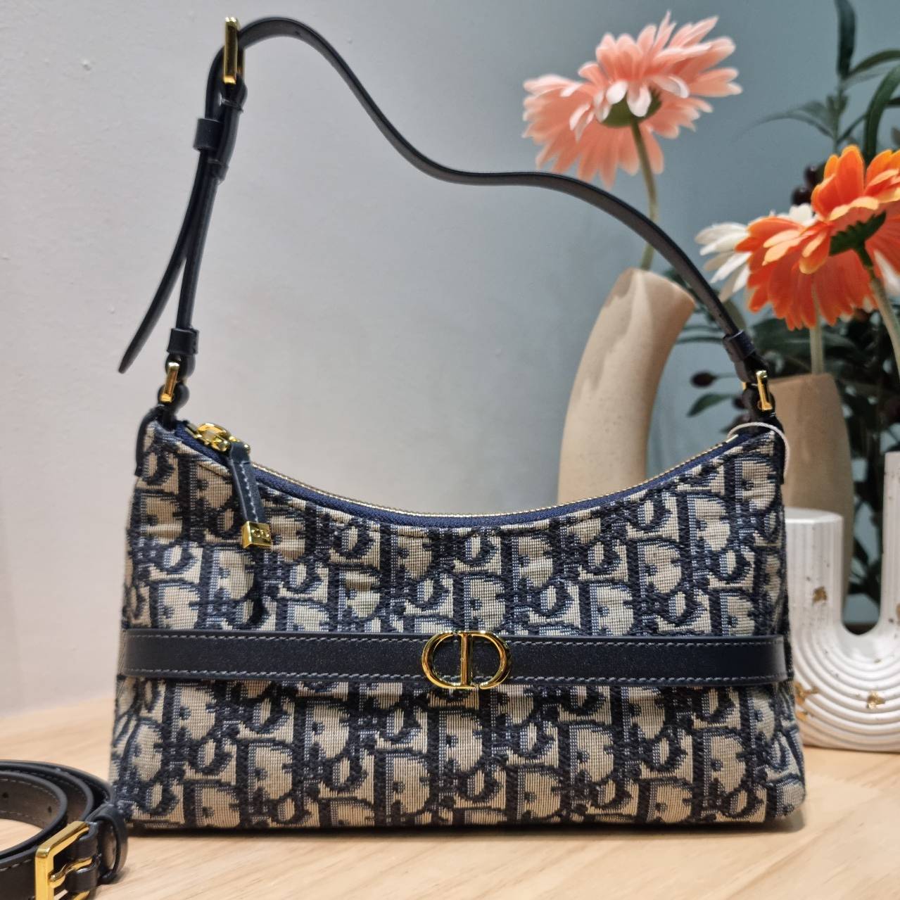 DIOR 30 MONTAIGNE CIGALE MINI BAG ใหม่ล่าสุด กับกระเป๋าสะพายโฮโบมินิไซส์ ที่ไม่ได้เล็กอย่างที่คิด เพราะใบนี้สามารถใส่ของสำคัญได้ครบ ดีไซน์สวยคลาสสิค เรียบแต่โก้ น้อยแต่หรูหรา ใช้งานด้วยซิปรูดใช้งานง่าย