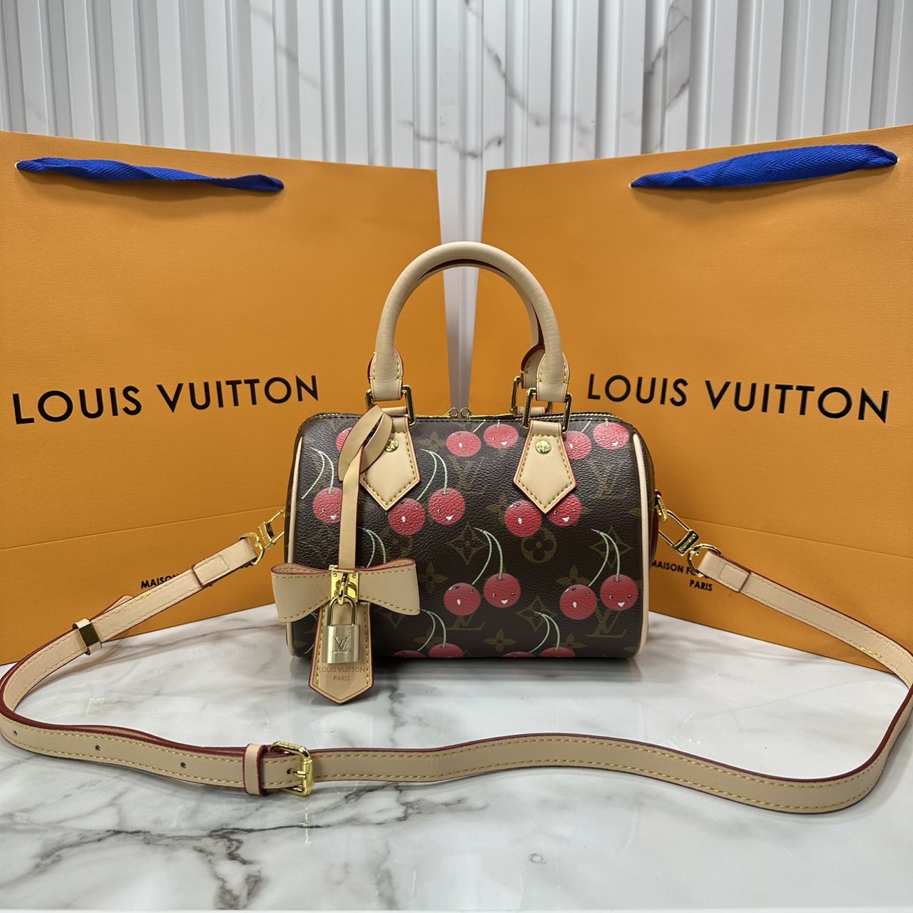 ORI หนังแท้ | 🍒 LV × TM Speedy Bandouliere 20 Bag Cherry Monogram กระเป๋าสะพายทรงหมอนใบเล็ก ดีไซน์สุดเก๋ไก๋ ด้วยลวดลายเชอร์รี่สีสันสดใสและน่ารักปรับลุคให้มีชีวิตชีวา คอลใหม่สุดเอ็กซ์คลูซีฟ