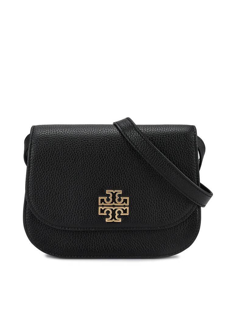 TORY BURCH BRLTTEN SMALL SADDLE BAG / Tory Burch Britten Flap Shoulder Bag กระเป๋าสะพายข้าง วัสดุหนังแกะแท้ ด้านหน้าประดับโลโก้แบรนด์ เปิด-ปิดกระเป๋าแบบกระดุมแป็กแม่เหล็กแน่นหนา ภายในมีช่องหลัก ใส่กระเป๋าเงินใบกลาง มือถือได้ทุกรุ่น มีช่องแยกใส่ของจุกจิกอี