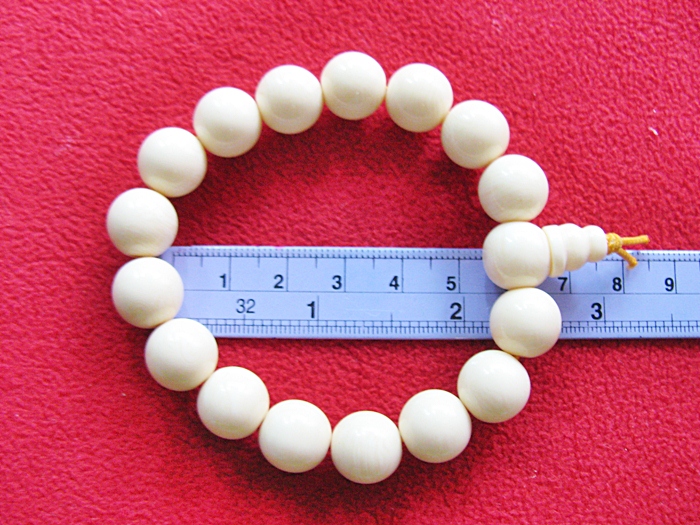 สินค้าหมดค่ะ สร้อยข้อมือลูกปัดกระดูกปลาแบบกลางค่ะ