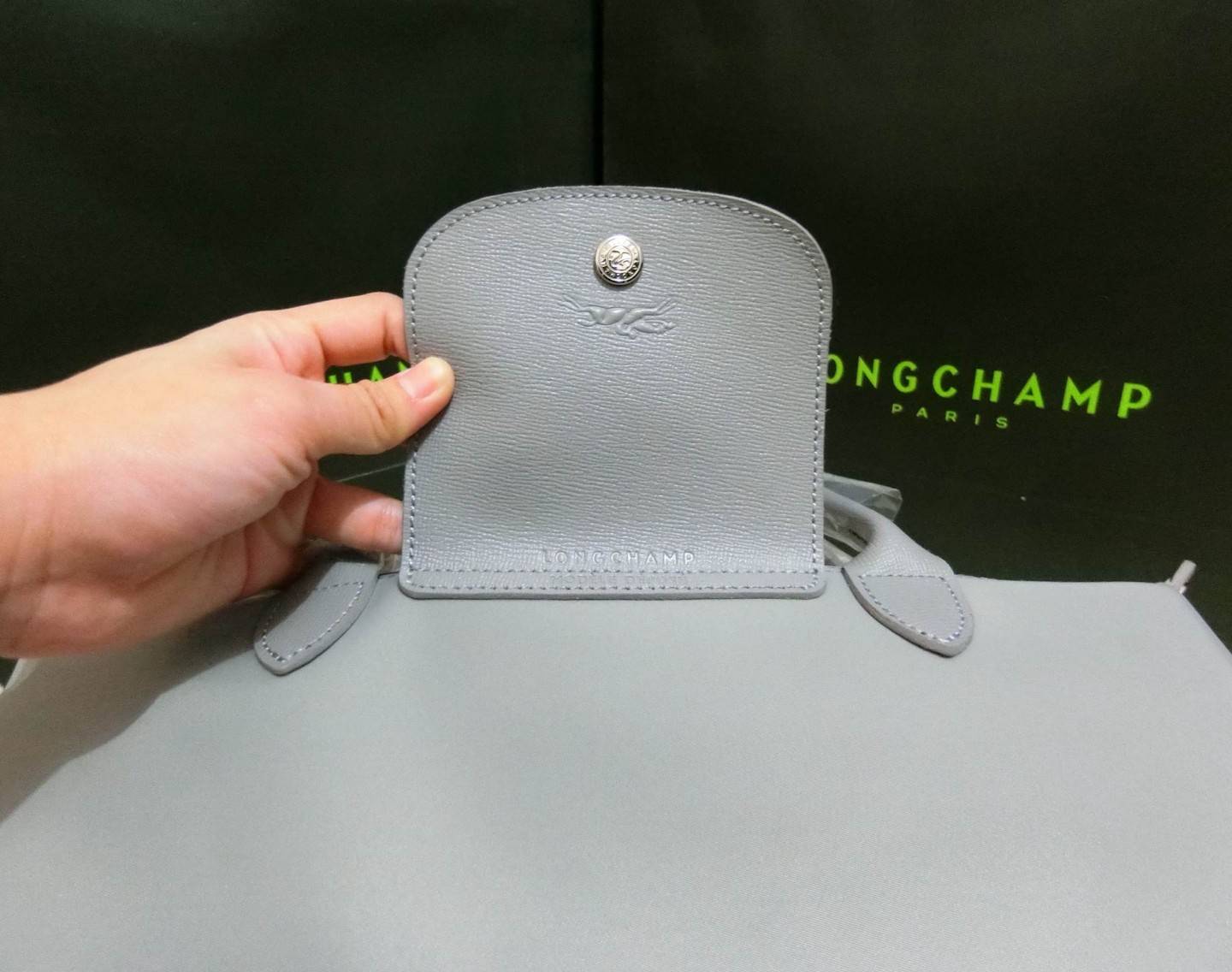 Longchamp Size S สินค้าใหม่ ของแท้!! เป็นล็อตผลิตเกินออเดอร์จากโรงงาน มาพร้อมการ์ด/ถุงผ้าแบรนด์/ถุงกระดาษแบรนด์ Size S: 25 x H. 23 x 16 cm. Color: Dusty Grey 274