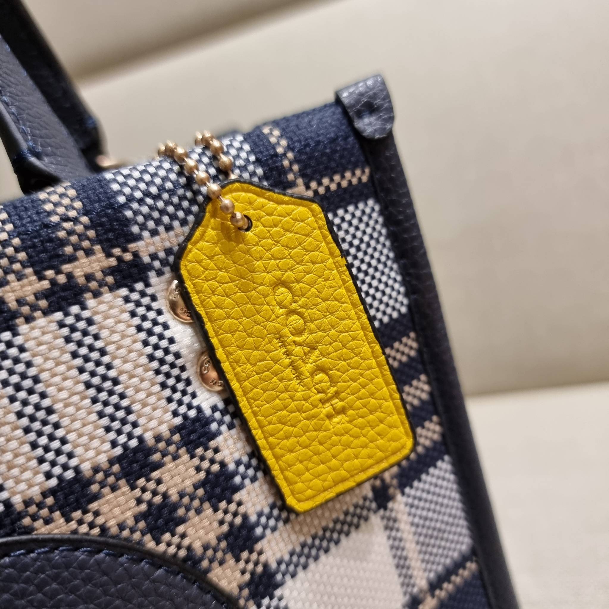 COACH C8198 DEMPSEY TOTE 22 WITH GARDEN PLAID PRINT AND COACH PATCH คอลใหม่สุดคิ้วท์ หวานๆใสๆ น่ารักชะมัด!! ดีไซน์ลายสก็อต เหมาะกับฟีลลิ่งปิคนิคเป็นที่สุด กระเป๋าทรงโท้ท ไซส์กำลังสวย ฟังก์ชั่นการใช้งานก็สะดวกที่สุด มีทั้งสายคล้องในตัว และสายครอสบอดี้ วัสด