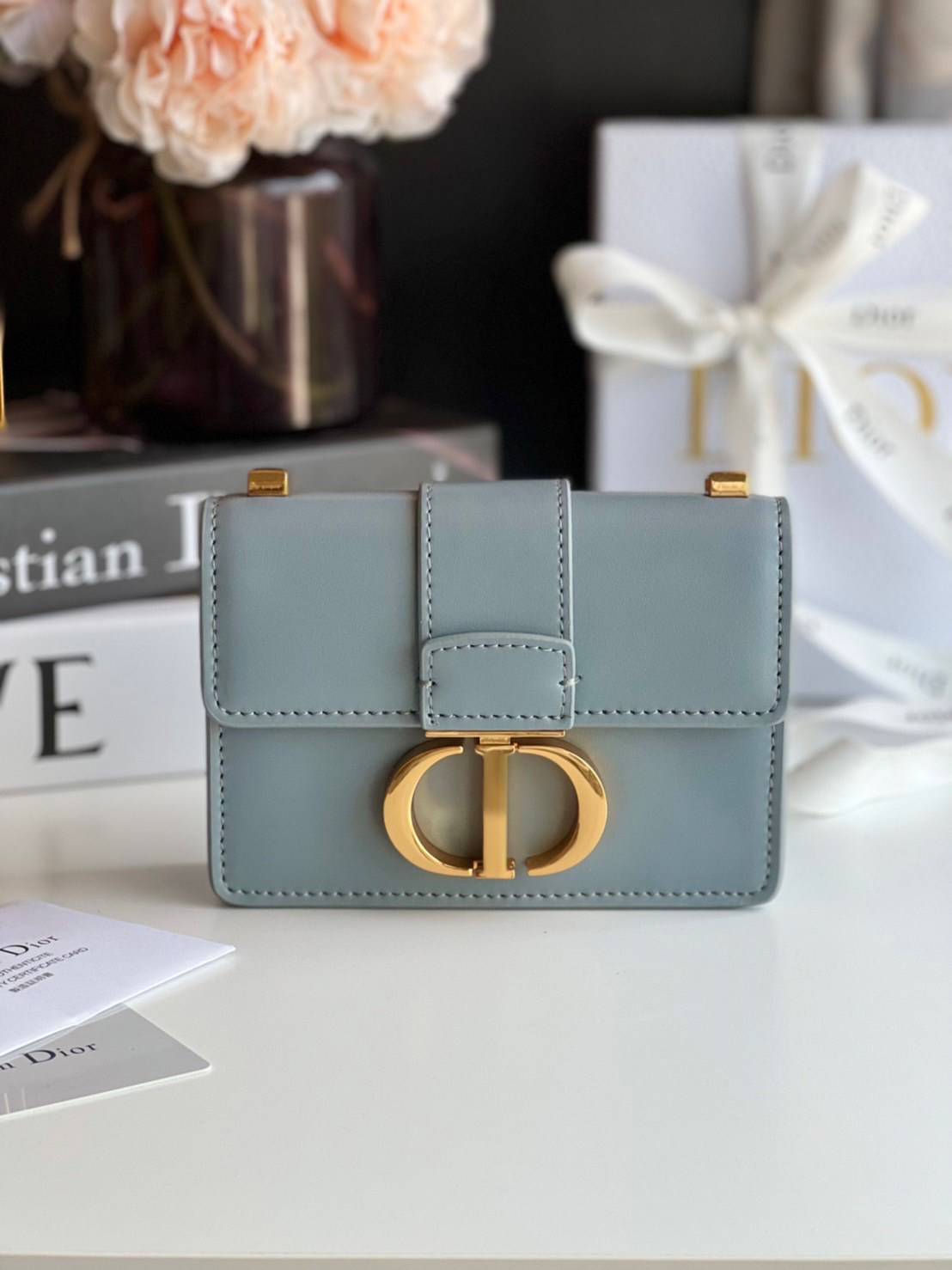 หนังแท้ DIOR Micro 30 Montaigne Bag พร้อมส่งที่ไทย เกรดเทพออริจินอลหนังแท้ สวยมากค่ะ ภาพสินค้าถ่ายจากงานขายจริง ใช้งานต่างประเทศได้ สายสะพายหนังยาวถอดได้ปรับระดับได้ จะสะพายไหล่หรือ CROSSBODY ก็ดูดีลุ๊คนี้คุณหนูมากค่ะ ไอเท็มนี้แนะนำไม่มีเอ้าท์ค่ะ ภาพถ่ายส