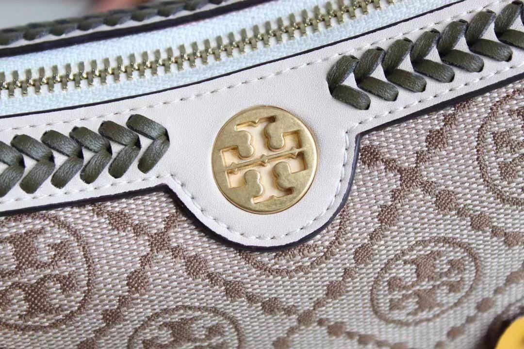 Tory Burch T Monogram Braided Floral Studio Shoulder Bag กระเป๋าถือหรือสะพายไหล่ลาย Monogramวัสดุผ้าJacquard+หนังแท้ ตัดเย็บอย่างปราณีต ผสานงานแกะสลักหนังสุดวิจิตร ประดับตกแต่งด้วยดอกไม้เพิ่มความหรู เป็นกระเป๋าดอกไม้ของฤดูกาลนี้ที่เพิ่มความซับซ้อนและแสนหว