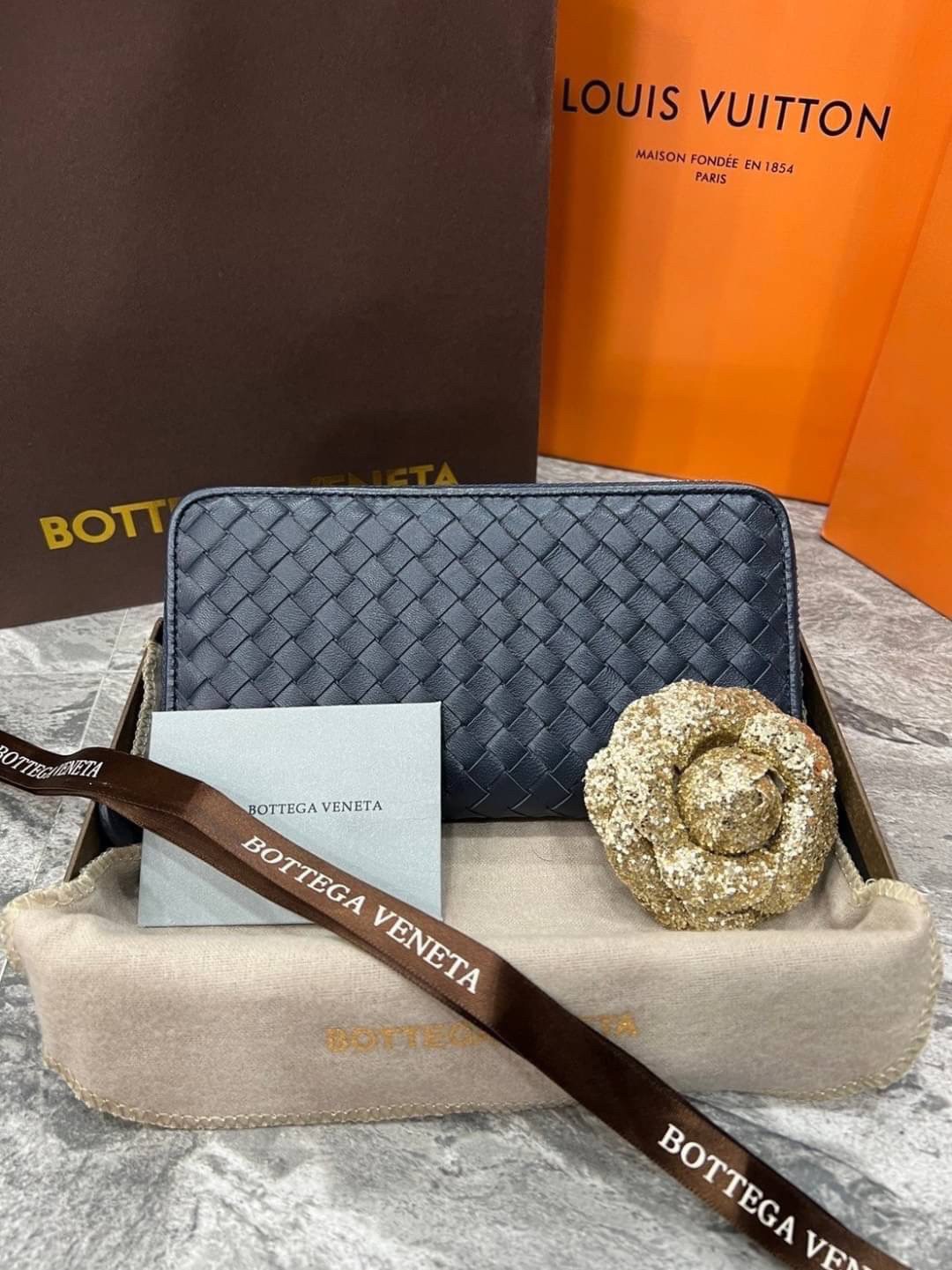 VIP 】หนังแท้ BOTTEGA VENETA LONG WALLET ZIP AROUND กระเป๋าสตางค์ใบยาวซิปรอบ รุ่นนี้หายากมากค่ะ เป็นรุ่นยอดนิยม ใช้ได้ทั้งหญิงชาย มาเท่าไหร่ไม่เคยพอเลยค่า เป็นรุ่นคลาสสิกที่หยิบมาใช้งานได้บ่อยที่สุด งานหนังแท้ทั้งใบสวยมากนะคะ ใช้ทนทานได้นานเลย ภาพสินค้าถ่า