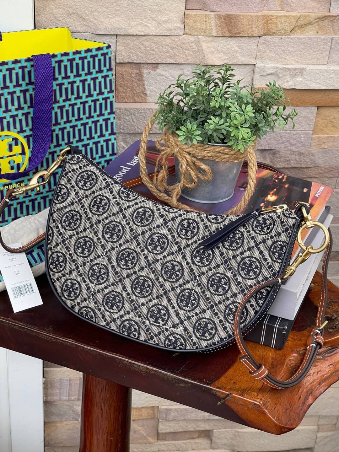 ของแท้ 💯% Tory Burch T monogram jacquard Mini Hobo Bag กระเป๋าลวดลาย T Monogram ใบนี้มาในรูปแบบกระเป๋าทรง Hobo Bag มีความแตกต่างจากกระเป๋าทรงอื่นๆ