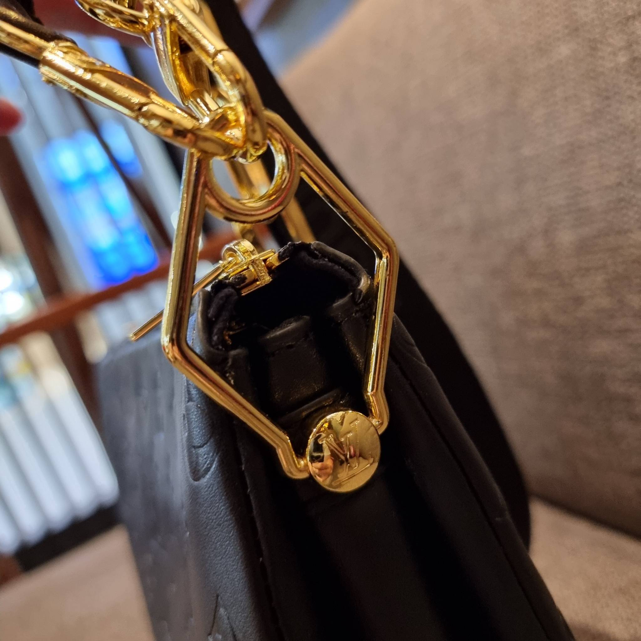 LV HANDLE POUCH MONOGRAM กระเป๋าสะพายกึ่งคลัชท์ สุดล้ำ ใหม่ล่าสุดมาแรงมาก ด้วยความสวยปังตั้งแต่แรกเห็น วัสดุหนังแกะปั๊มลายสวยคม มาพร้อมสาย 2 เส้น เลิศๆ มีสายโซ่ที่มีดีเทลละเอียดไม่ซ้ำ และสายสปอร์ตครอสบอดี้ ที่จะคล้องไว้ทั้งสองเส้นก็ดีงาม หรือสลับใช้ตามลุค