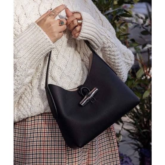 LONGCHAMP ROSEAU Hobo bag กระเป๋าสะพายไหล่ขนาดเล็ก วัสดุหนังวัว อะไหล่เงิน เป็นการผสมผสานสไตล์ที่เรียบง่าย Roseau อันเป็นสัญลักษณ์ใหม่ทั้งหมด เรียบง่าย สะดวกใช้ ประดับด้วยเข็มกลัดไม้ไผ่อันเป็นสัญลักษณ์ของแบรนด์ เรียบหรู แต่ดูดี ในแบบฉบับของ Longchamp ห้าม