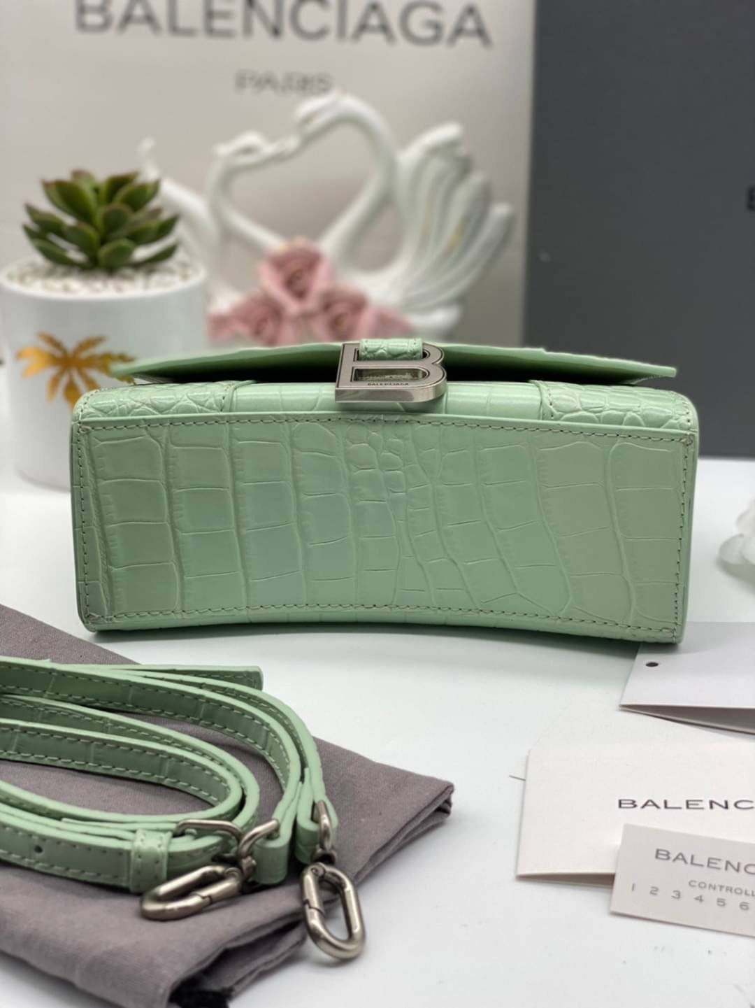 หนังแท้ BALENCIAGA HOURGLASS TOP HANDLE XS Shiny crocodile embossed calfskin การสร้างสรรค์ที่มีเอกลักษณ์เฉพาะตัว หรูหรา โทนสีโดดเด่น วัสดุหนังแท้ลายจระเข้ ภายในโล่งกว้างหนังแนปป้าอย่างดี เกรดออริจินอล ตอบโจทย์ได้ทุกลุค ทุกไลฟ์สไตล์ ภาพสินค้าถ่ายจากงานขายจ