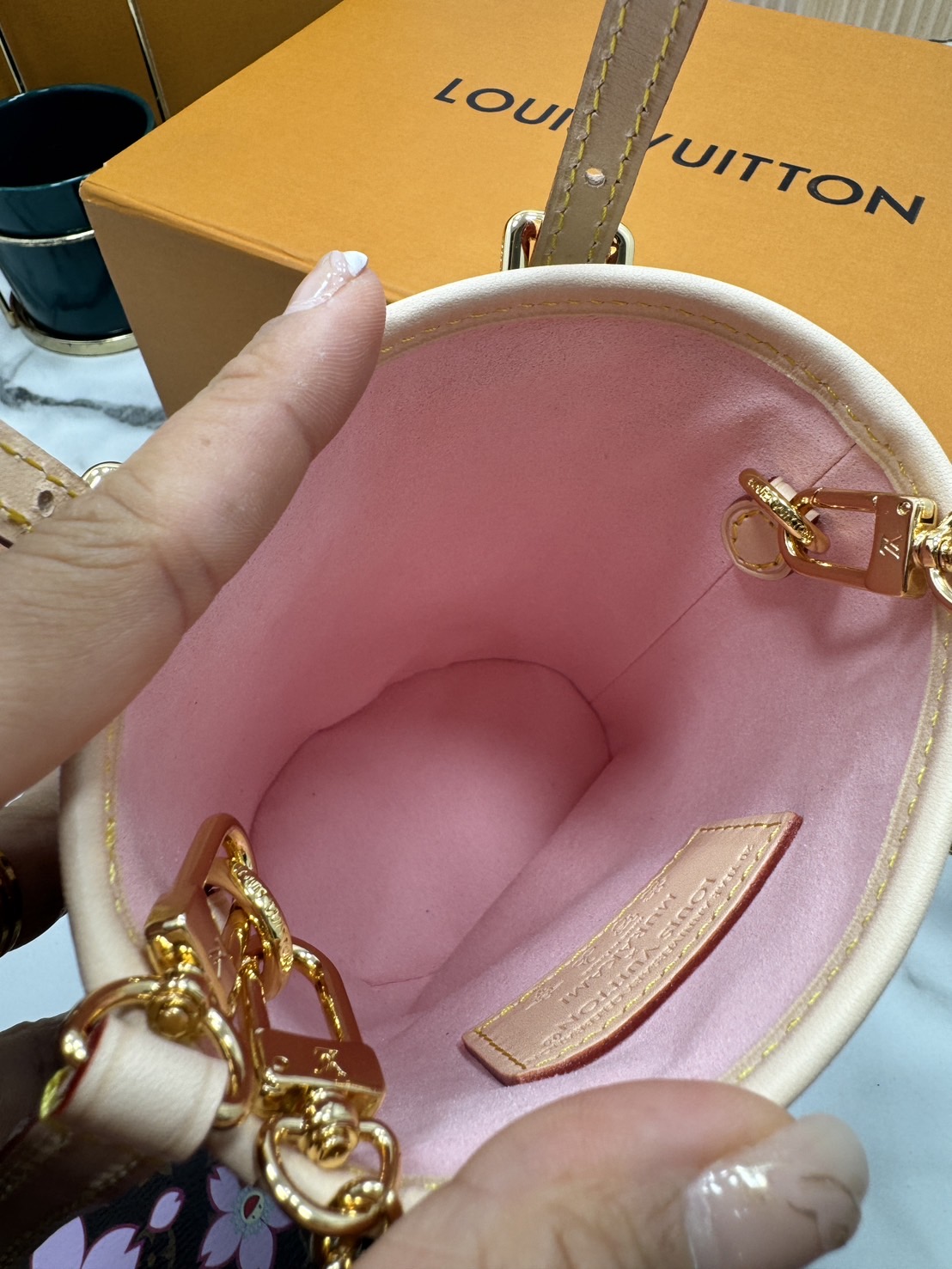 ORI หนังแท้ | LV x TM Nano Bucket Bag ใหม่ล่าสุดมาแรง กับกระเป๋าทรงบัคเก็ต ขนาดกำลังสวย ปรับลุคให้มีชีวิตชีวาด้วยลายดอกไม้ซากุระเชอรี่บลอสซั่ม คอลใหม่สุดเอ็กซ์คลูซีฟ