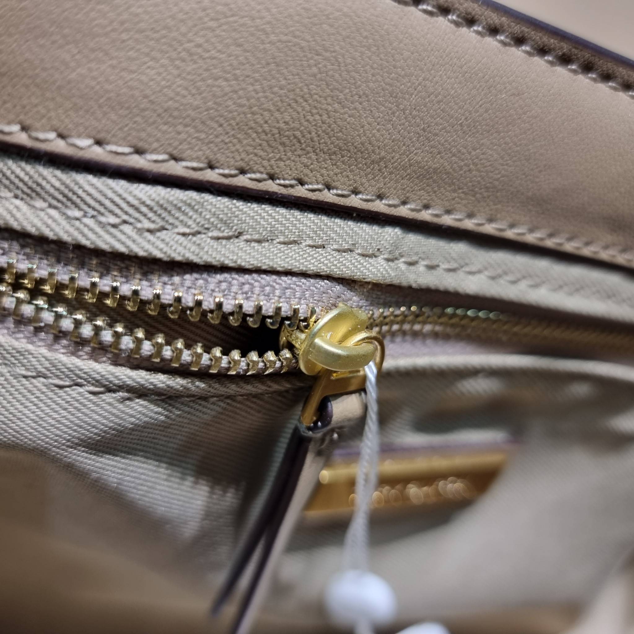 TORY BURCH FLEMING SOFT CONVERTIBLE SHOULDER BAG รุ่นหายาก กับดีไซน์ใหม่ล่าสุด มาพร้อมเสิร์ฟความสวยถึงบ้านไปเลย กับกระเป๋าสะพายไหล่ขนาดกำลังสวย หนังแท้นิ่มเต็มใบ สัมผัสสบายมือ