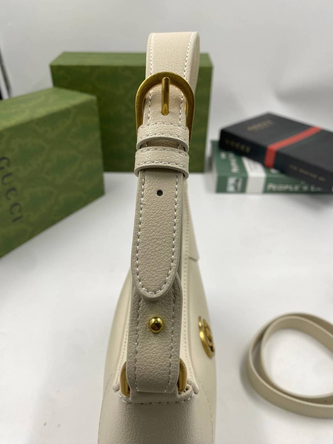 GUCCI Aphrodite small shoulder bag กระเป๋าสะพายทรงคลาสสิค ดีไซน์ย้อนยุคผสานความโมเดิร์นด้วยรูปทรงพอช ที่ใช้งานได้ทุกสไตล์ วัสดุหนังแคนวาส ทนทาน ภายในกระเป๋าเป็นช่องโล่ง