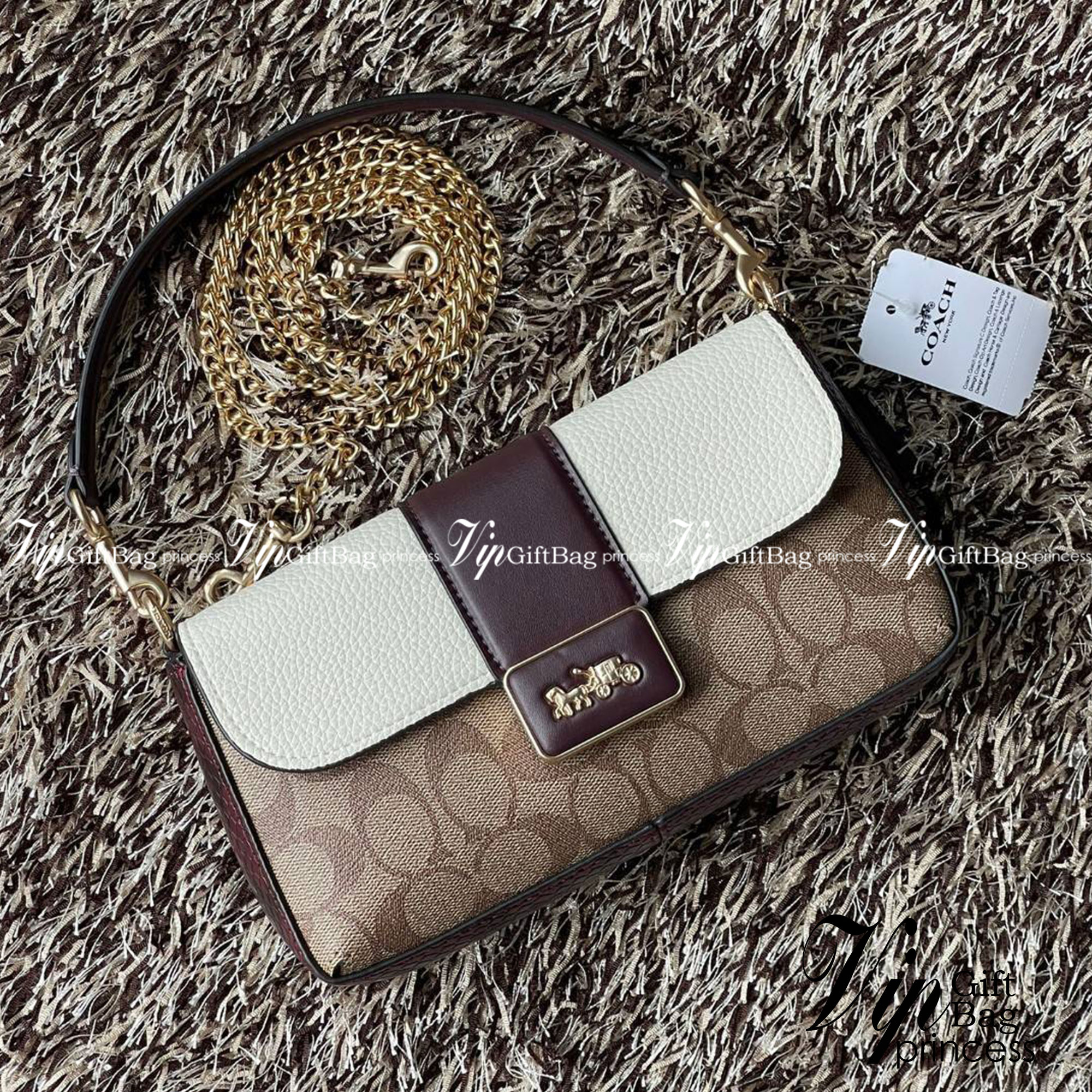 Coach grace series carriage logo handbag slingbag shoulderbag F2232 กระเป๋ามาพร้อมดีไซน์ที่ดูหรูหรา มีเอกลักษณ์เป็นที่จดจำได้ง่าย รวมถึงมีสีสันให้เลือกหลากหลายจึงครองใจสาว ๆ ได้ไม่ยาก โดยกระเป๋าออกแบบให้มีลักษณะเป็นกระเป๋าสะพายไหล่ทรงเหลี่ยมสุดคลาสสิก ที่