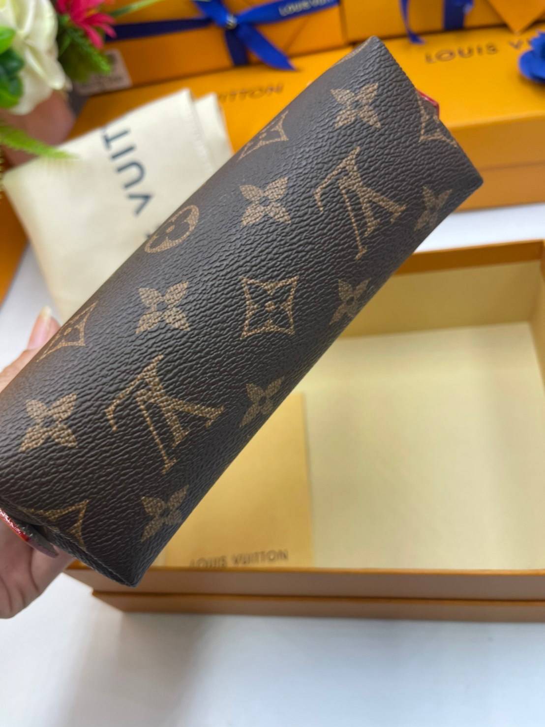 หนังแท้ LOUIS VUITTON COSMETIC POUCH Monogram พร้อมส่งที่ไทย กระเป๋าใส่เครื่องสำอางขนาดกะทัดรัดนี้ในผ้าใบ Monogram สามารถใส่ลงในกระเป๋าถือหรือกระเป๋าเดินทางได้อย่างง่ายดาย รูปร่างกลมและฐานแบนช่วยให้เข้าถึงผลิตภัณฑ์ขนาดเล็กได้