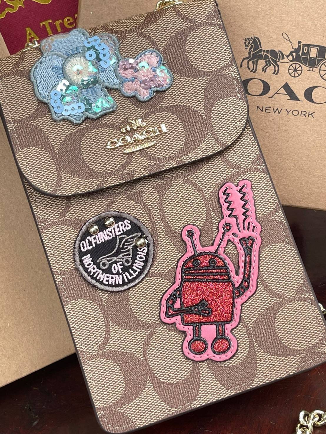 COACH PHONE CASE CROSSBODY BAG ((73486//76988//76357//39955//91046)) COACH NORTH/SOUTH CROSSBODY IN SIGNATURE CANVAS กระเป๋าใส่โทรศัพท์รุ่นนี้ มีความโดดเด่นทั้งดีไซน์และคุณสมบัติในการใช้งาน ด้วยลวดลายที่มีซิกเนเจอร์เป็นเอกลักษณ์แล้ว ด้านหลังยังมีช่องใส่กา