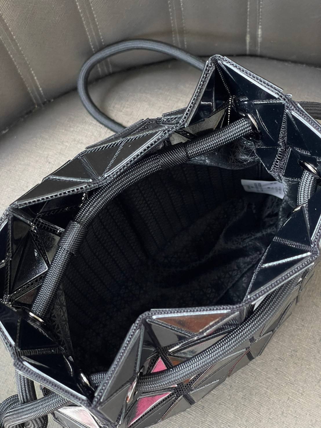 Baobao Issey Miyake Wring Small Bag กระเป๋าสะพายครอสบอดี้พร้อมสายรูดเปิดปิด สามารถปรับความยาวของสายได้ตามสไตล์ความชื่นชอบ ด้วยดีไซน์ทรงน่ารัก เหมาะสำหรับให้สาวๆหยิบใช้ในวันสบายๆ แต่เต็มเปี่ยมไปด้วยความคล่องแคล่ว ไฮไลต์ของซีซั่นนี้คือกระเป๋าที่มาพร้อมกับเช