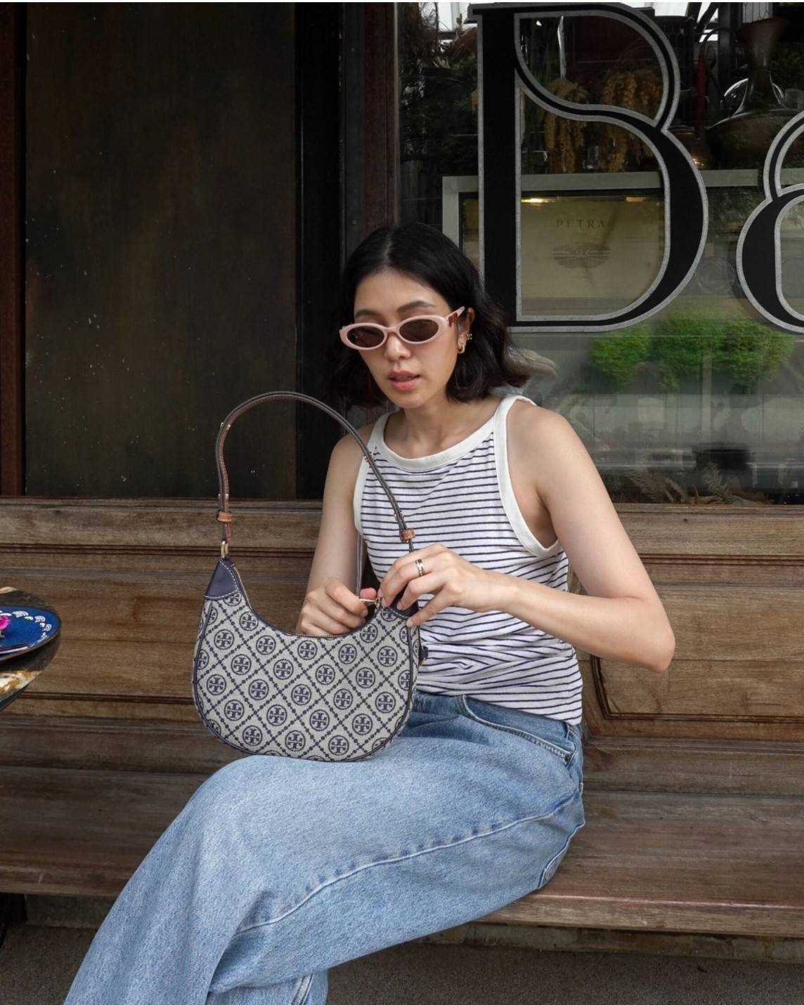 TORY BURCH T MONOGRAM CRESCENT BAG คอลเลคชั่นใหม่มาแรง! สมแก่การรอคอยในสไตล์ทีโมโนแกรมอันเป็นเอกลักษณ์ รูปทรงสวยโดดเด่น สะพายง่ายคล่องตัว