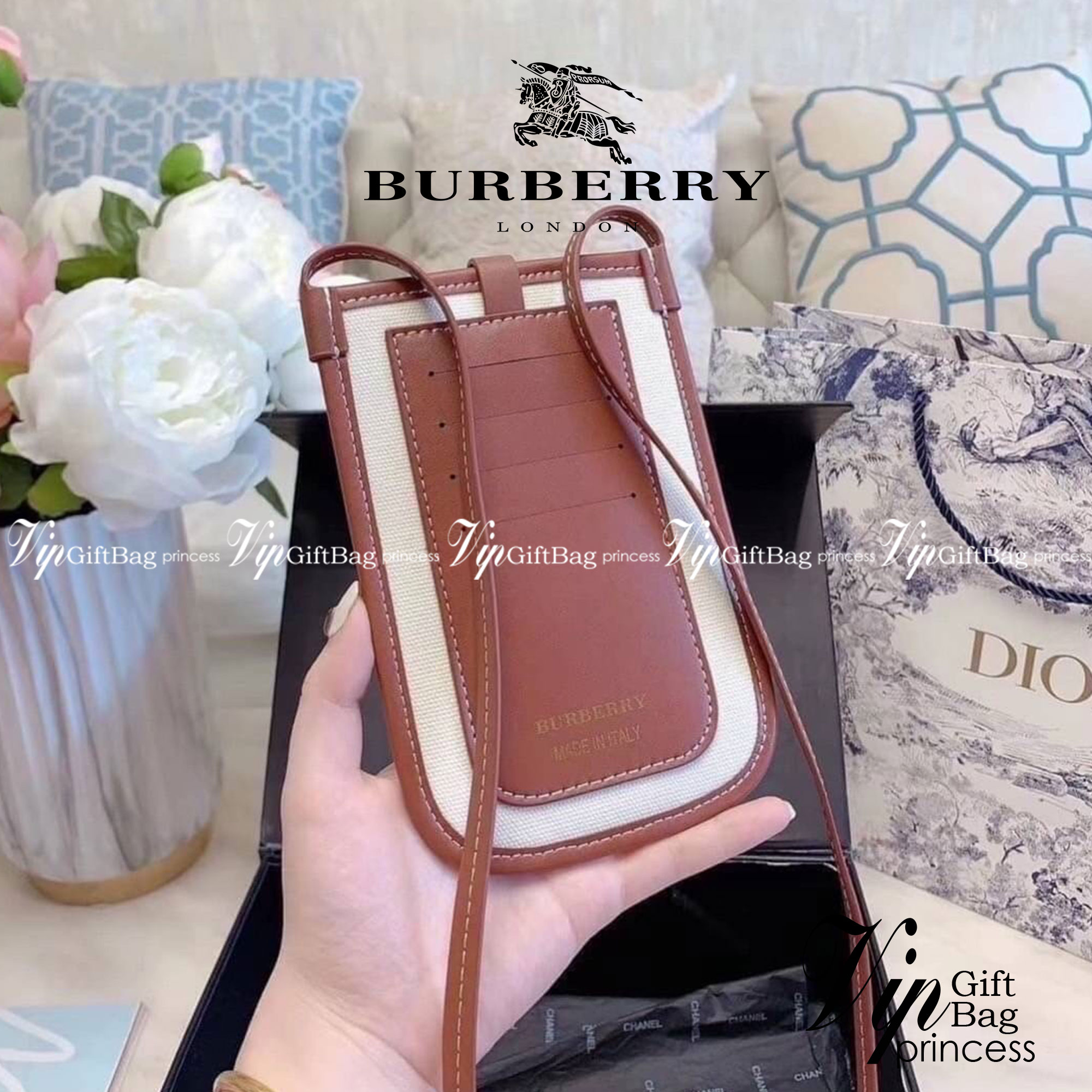 BURBERRY FRAGRANCES CROSSBODY BAG / BURBERRY PHONE BAG งานผ้าแคนวาสอย่างดีตัดขอบหนัง มีช่องใส่บัตรด้านหลัง น่ารักตะมุตะมิ ใส่บัตรใส่ของจุกจิกใส่โทรศัพท์ได้ น่ารักไปอีกจ้า วัสดุ Canvas & Leather สวยหรูอยู่ทรงมีโลโก้แบรนด์ด้านหน้า มีสายคาดประดับแบรนด์ ด้านห
