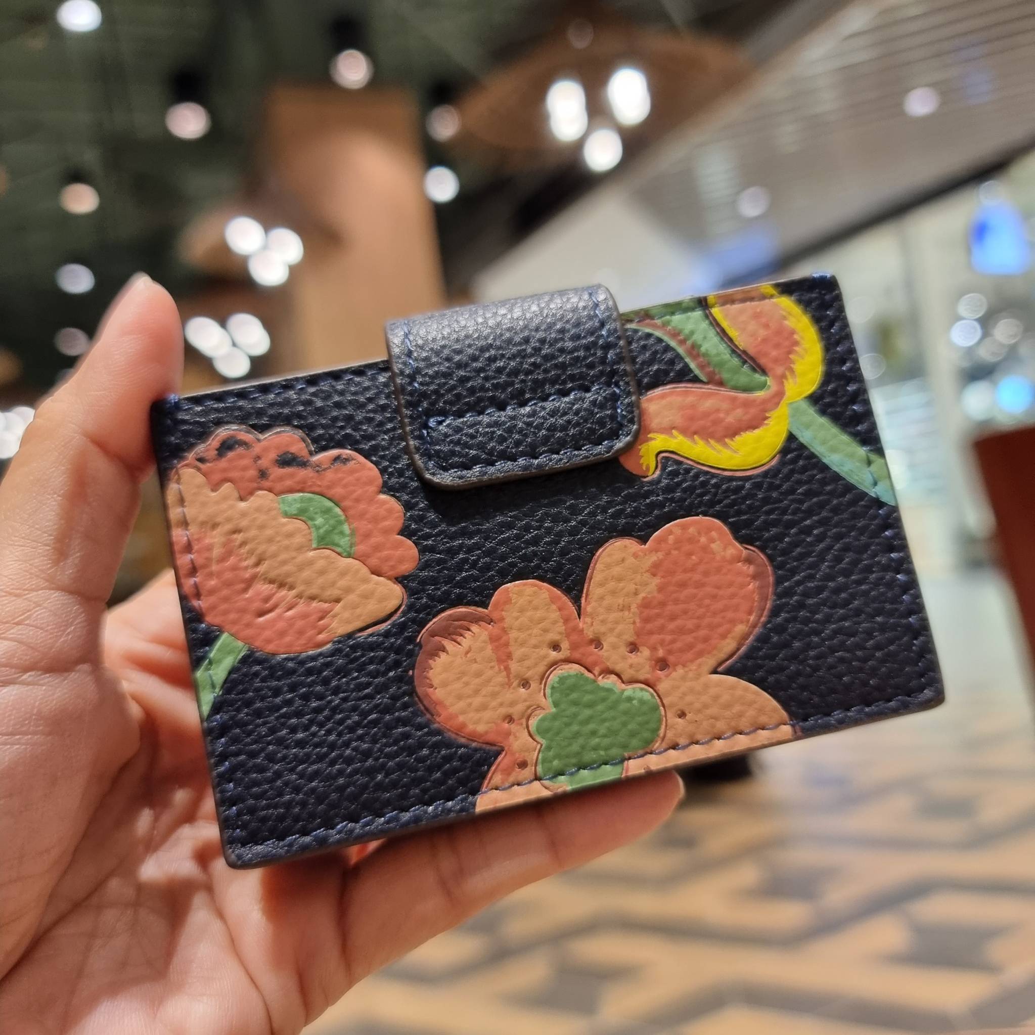 COACH C8325 ACCORDION CARD CASE WITH DREAMY LAND FLORAL PRINT ไอเท็มที่ทำใจฟูจัดเลยจ้า กับกระเป๋าถนอมบัตร ที่สาวๆตามหา ดีไซน์ลวดลายน่ารักมากๆ ขนาดกะทัดรัด พกพาสะดวก วัสดุหนัง pepble ภายในเป็นช่องใส่บัตรได้หลายใบ เหมาะมากสำหรับใครที่มองหากระเป๋าแบ่งสัดส่วน