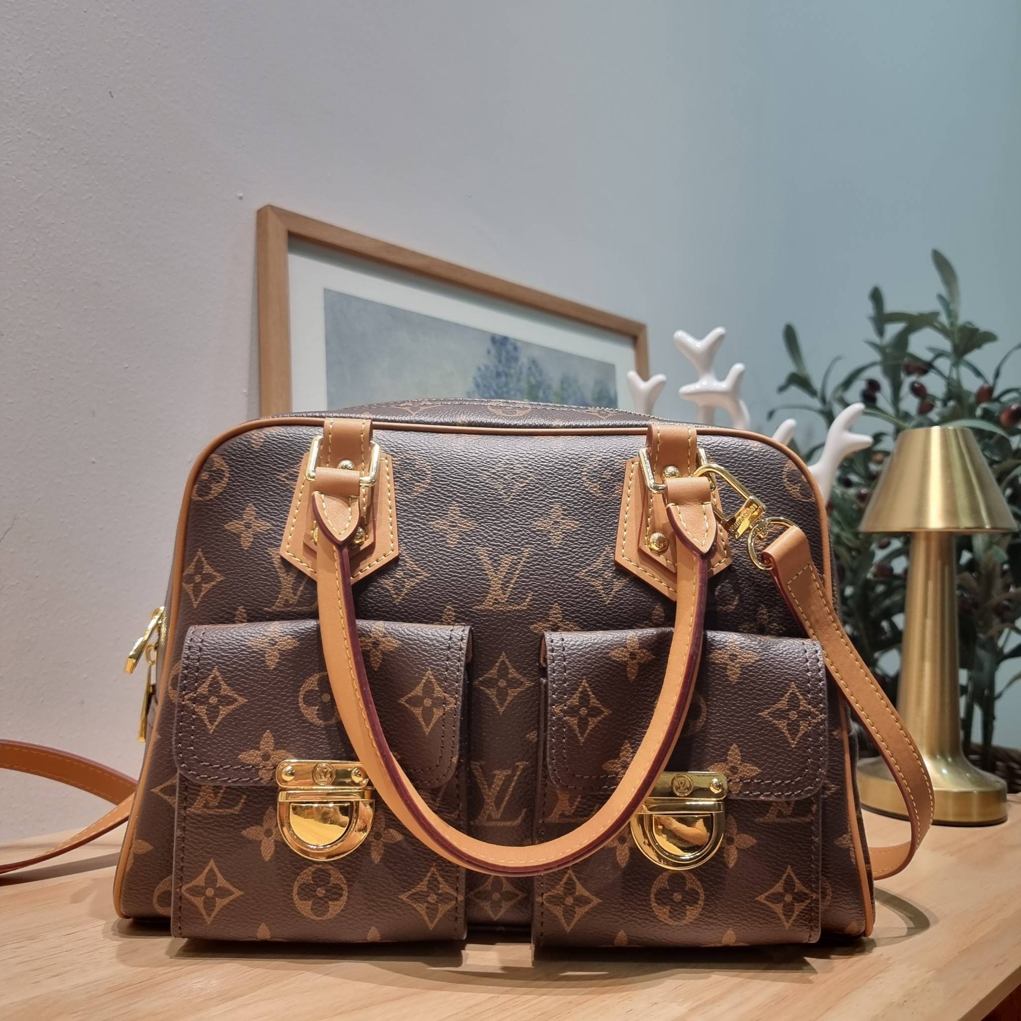 LV Manhattan Pm Monogram Handbag / LV MANHATTAN HANDBAG กระเป๋าถือทรงผู้ดี คลาสสิค สวยหรู ไซส์กำลังสวย ราคาแสนดี ดีไซน์ตกแต่งกระเป๋าเล็กด้านหน้า ใส่ของจุกจิกได้
