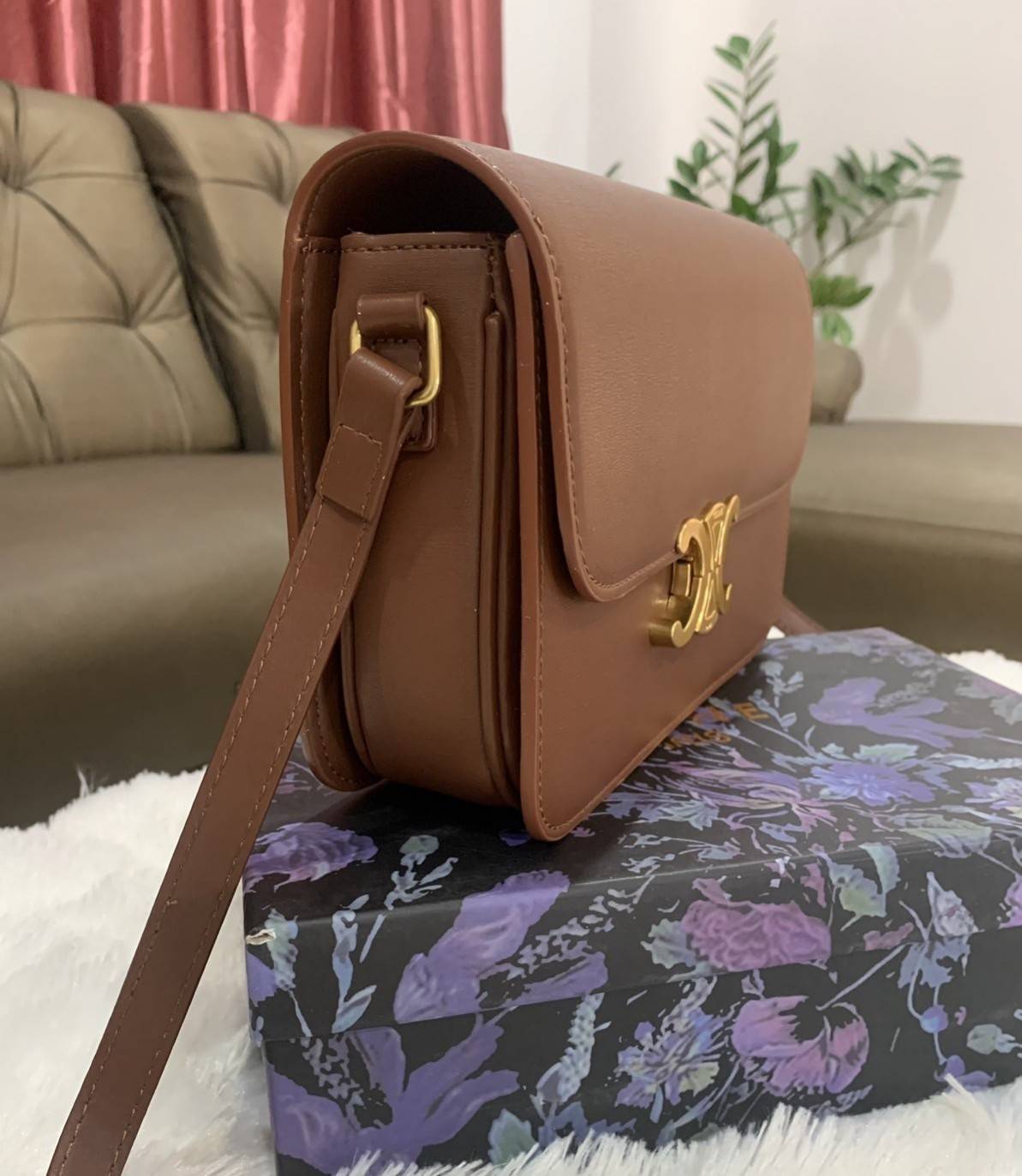 VIP 】CELINE Medium Triomphe Bag In Shiny Calfskin Medium Triomphe Bag In Shiny Calfskin GIFT WITH PURCHASE (GWP) พรีเมี่ยมกิ๊ฟ Limited Edition จาก CELINE PERFUME DUTY FREE COUNTER วัสดุหนังแท้ (Calfskin) ซับในเป็นหนังแกะ (Lambskin) รูปทรงสี่เหลี่ยมผืนผ้า 
