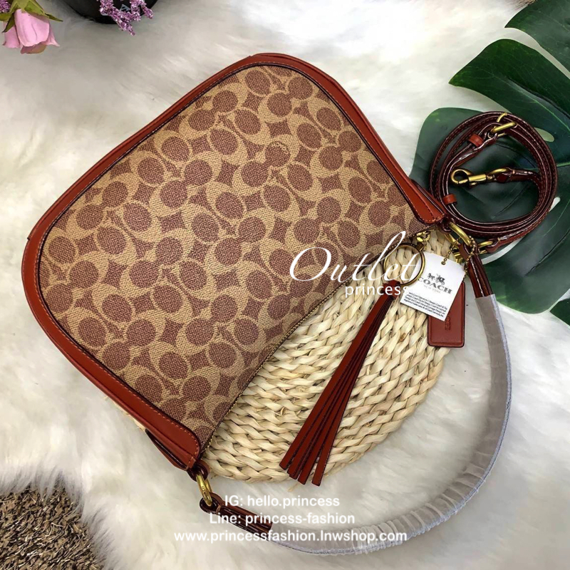 COACH SUTTON CROSSBODY IN SIGNATURE BAG กระเป๋าถือหรือสะพายไหล่ ทรงสวย วัสดุหนังแท้ เนื้อนิ่ม พร้อมพวงกุญแจหนัง เปิดปิดแบบซิป ภายในกว้าง ใส่ wallet ยาว และของใช้ได้เยอะ มีช่องเล็ก พร้อมสายสะพายยาวถอด ปรับได้ค่ะ Dont's miss!!