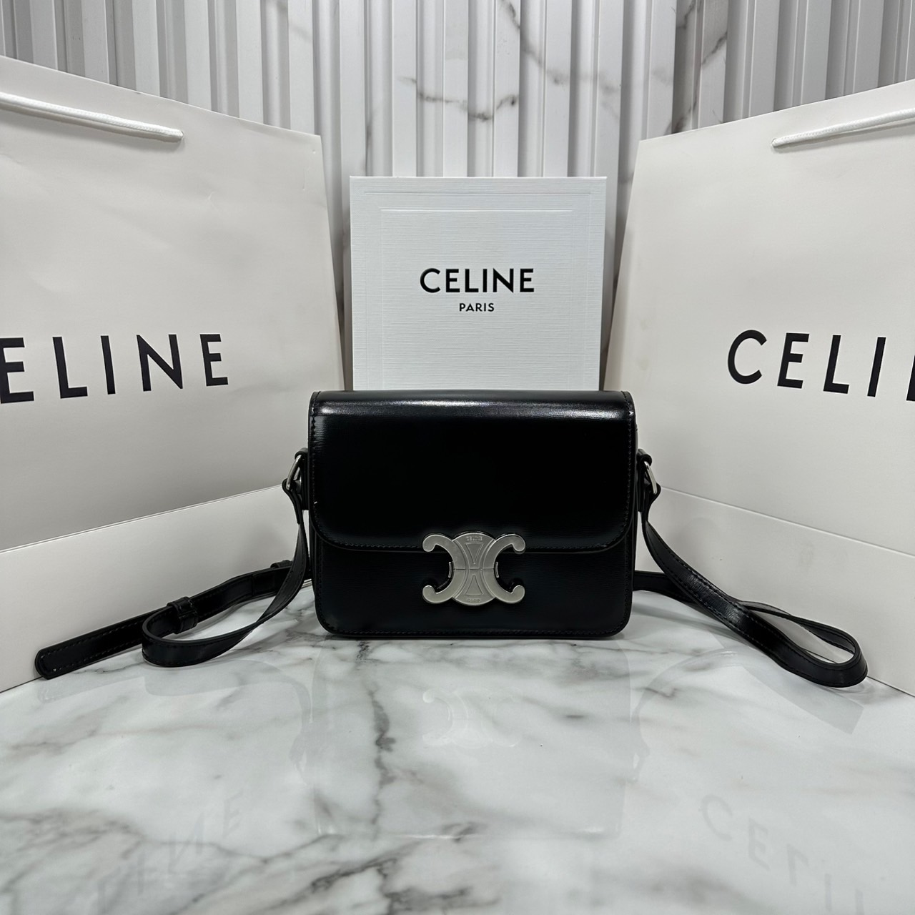 ORI หนังแท้ | 7" CELINE TRIOMPHE TEEN BAG in glossy leather กระเป๋าสะพายรุ่นยอดนิยม ถ่ายทอดให้เห็นถึงแก่นแท้ของสไตล์แบบ CELINE งานหนังเรียบเงาสวยหรูหรา