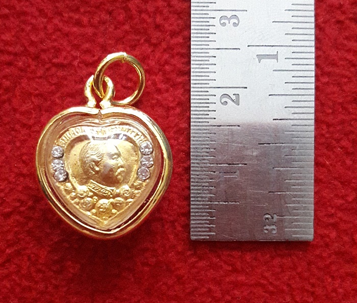 จี้เสด็จพ่อร.5เนื้อทองรูปหัวใจประดับเพชรเลี่ยมทองไมครอนพร้อมใบคาถาค่ะ
