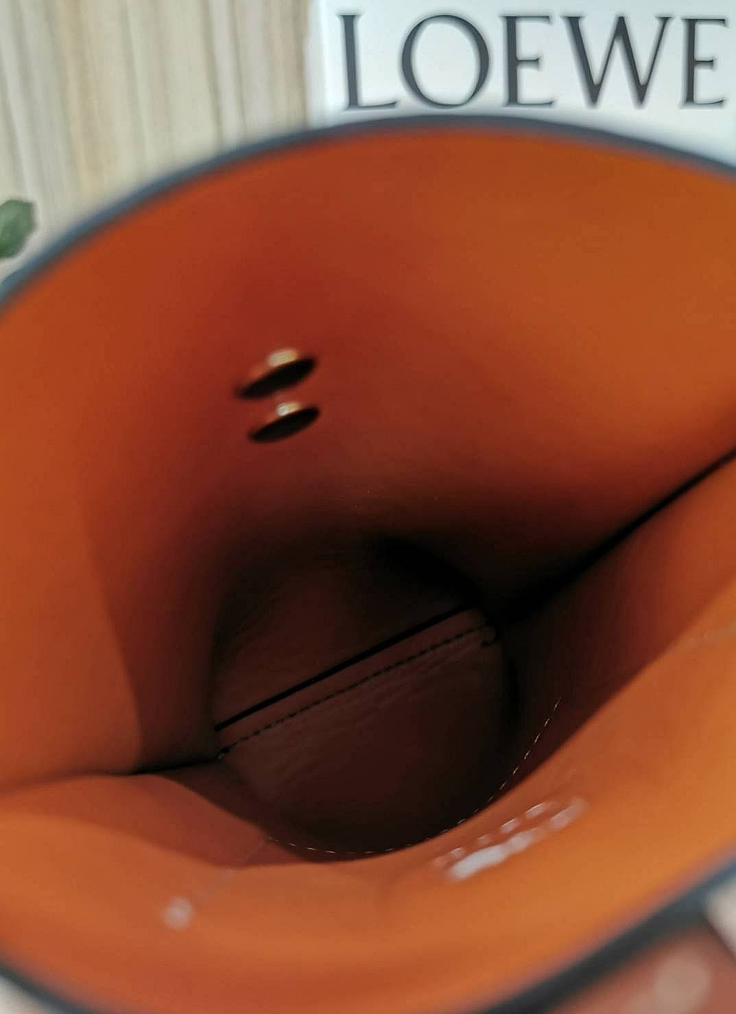 LOEWE MINI CROSSBODY BAG GIFT WITH PURCHASE (GWP) กระเป๋าสะพาย Limited จาก LOEWE วัสดุ Calfskin หนังแท้หนังสวยอยู่ทรงขนาดมินิดีไซน์มินิมอล ภายในโล่งใส่มือถือ บัตร ของจุกจิกได้ ด้านหลังมีช่องใส่ของ พร้อมสายหนังแท้คล้องคอได้ สะพายไหล่ Crossbody ได้ สายเลื่อ