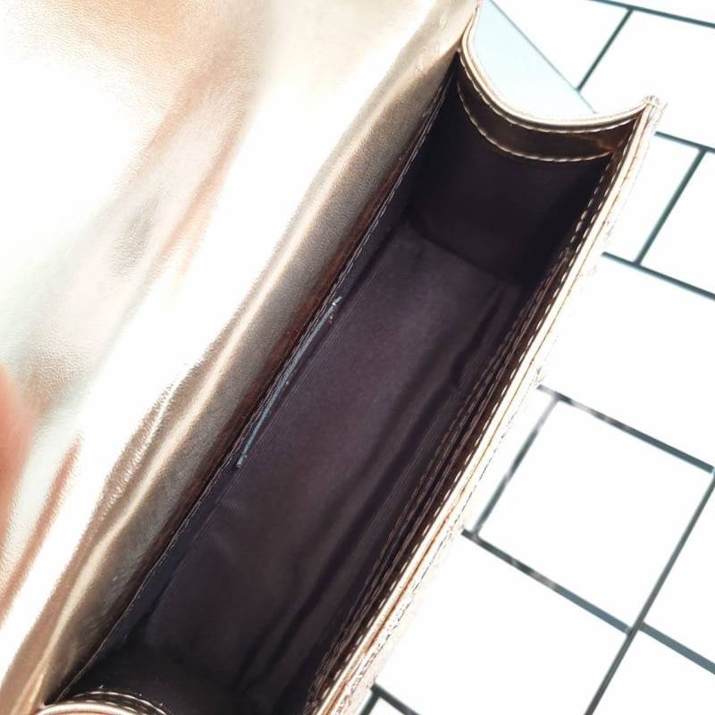 📣รุ่นขายดีที่สุด ** รอบใหม่ **หนังวัวแท้ สวย นิ่มมากๆค่า และ ปักลายตารางออกมาสวยมาก ** KEEP รุ่น Florence Flat bag ตัวกระเป๋าหนังแท้ นิ่ม-ตึง สุดๆ รุ่นนี้ จะมี 2 ขนาด คือ mini และ classic ไซด์