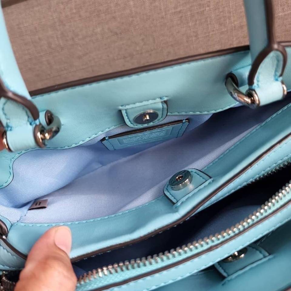 COACH C8216 MINI LILLIE CARRYALL WITH MYSTICAL FLORAL PRINT สีใหม่ล่าสุด กับรุ่นที่สุดของความขายดี คอลยอดฮิตในลวดลายสุดชิค กระเป๋าสะพายทรงสวย ที่ดีไซน์ออกมาให้ใช้งานง่าย สะดวก สวย หรู ดูดี!! วัสดุหนังแคนวาสเคลือบลาย มาพร้อมสายสะพายข้างและหูจับในตัว ถอดออก