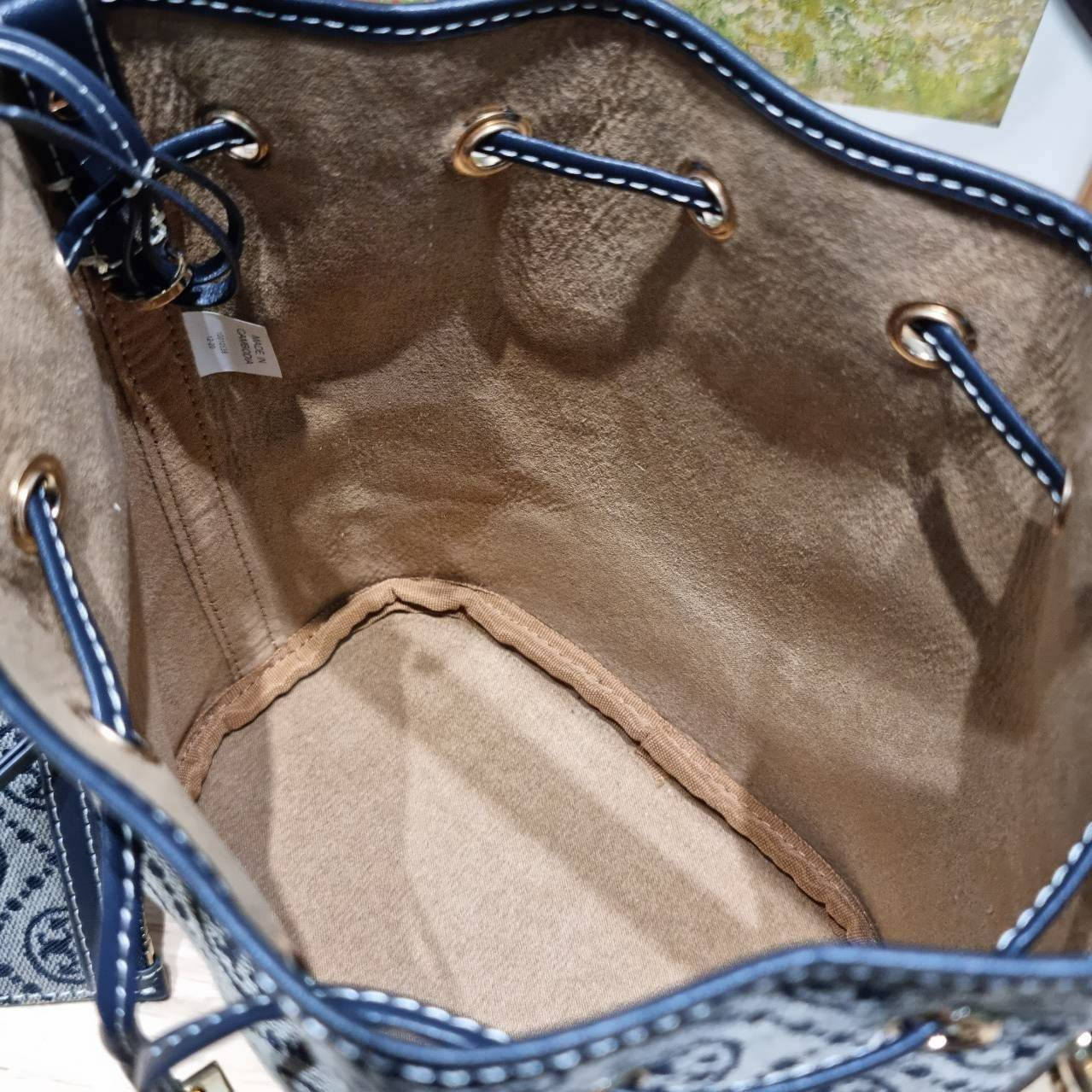 TOP ORI หนังแท้ | เกรดดีสุด TORY BURCH T MONOGRAM BUCKET BAG (ดีไซน์ใหม่) ใหม่ล่าสุดได้สวยก่อนใคร กับกระเป๋าบัคเก็ตยอดฮิต ที่มาในดีไซน์ใหม่ สายคล้องในตัวสามารถปรับได้ รูปทรงและลวดลายสวยชัดคลาสสิค