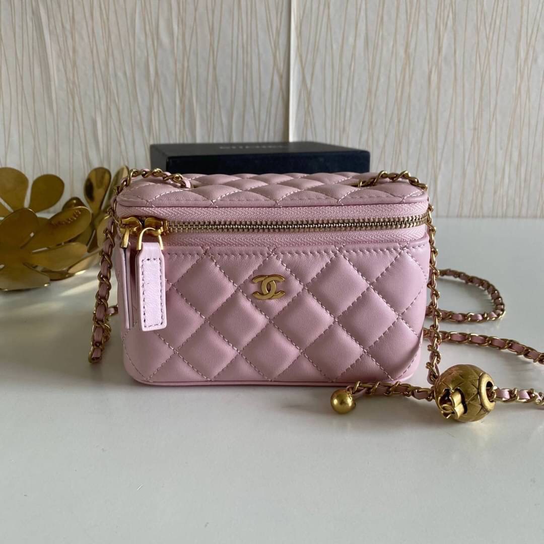 VIP GIFT 】หนังแกะแท้ CHANEL Box With Chain สายโซ่ทองหรูมาก หนังเรียบฟู ขึ้นเงา กระทบแสงยิ่งสวยค่าา โทนสีสวยสดใส เหมาะมากสำหรับสาวๆ ชิคๆ ต้องบอกเลยรุ่นนี้เหล่าเซเลบใช้กันเยอะมากๆ แค่อะไหล่ก็หรูไปเดินครึ่งแล้วค่าา😁 พร้อมส่งที่ไทยที่นี่ที่เดียว