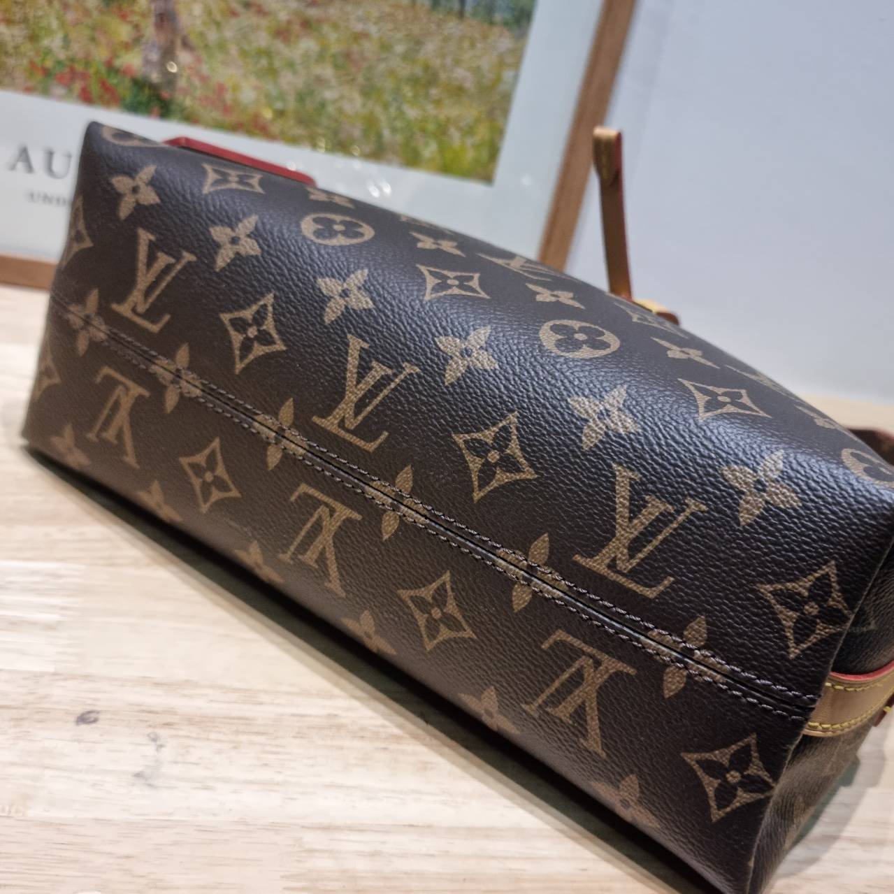 LV CARRYALL BB ใหม่ล่าสุด รุ่นลิมิเต็ดที่สาวๆตามหา จากเคาน์เตอร์ dutyfree ซึ่งเป็นดีไซน์ใหม่ 2025 กระเป๋าสะพายไหล่ทรงสวย ดีไซน์เรียบง่ายคลาสสิค หรู ดูผู้ดี รูปทรงใช้งานง่าย
