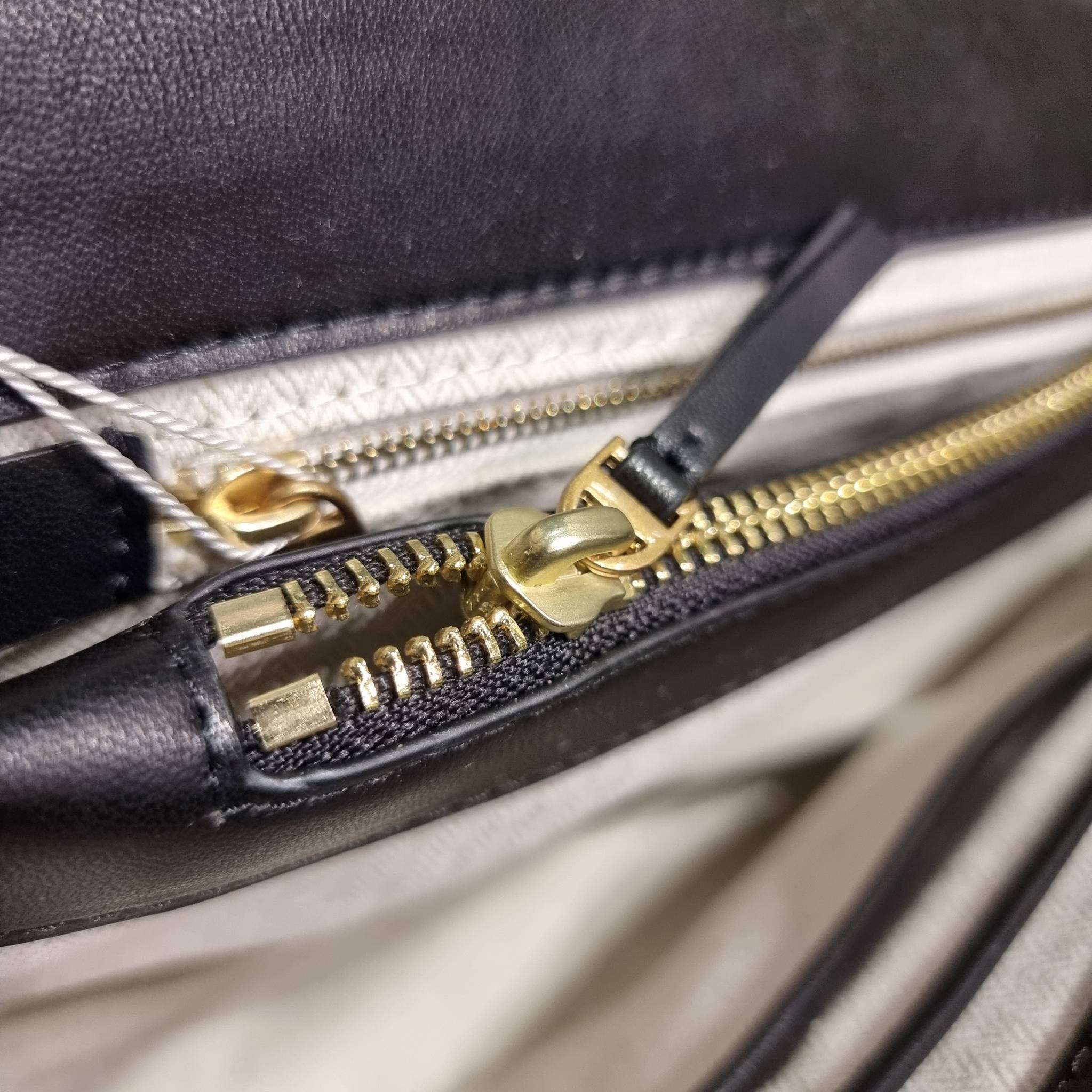 TORY BURCH KIRA CHEVRON CONVERTIBLE SHOULDER BAG กระเป๋าสะพายรุ่นยอดฮิต ไซส์ใหญ่จัดเต็มให้เน้นๆ ใช้ยังไงก็ดูหรู ดีไซน์เฉพาะตัว วัสดุหนังแกะ สัมผัสนิ่ม เปิด-ปิดด้วยกระดุมแม่เหล็ก ภายในเป็นช่องโล่ง แบ่งสัดส่วนไว้ดีมากๆ ใส่กระเป๋าสตางค์ มือถือ เครื่องสำอางค์