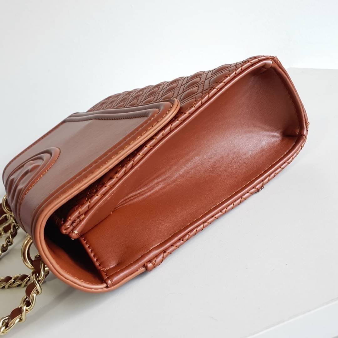 TORY BURCH Fleming Small Convertible Shoulder Bag รุ่นขายดีที่สุดกับ ไอเท็มที่ต้องมีแบรนด์ TORY BURCH มีมาให้ช้อปอีกแล้วค่ะสาวๆ กับทรง CLUCTH & CROSSBODY กระเป๋าสะพายข้างหรือสะพายเป็นครอสบอดี้ ประดับพู่ด้านข้าง