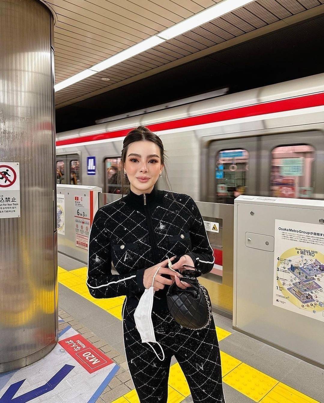 Chanel Pouch Hot item 2023 กระเป๋าสะพายกึ่งพอช ใบเล็กน่ารักน่าใช้ ถือไปไหนก็อัพลุคปัง วัสดุหนังแกะ สัมผัสนิ่มมือ หูจับในตัว ปรับได้อีกเล็กน้อย มาพร้อมสายสะพายโซ่