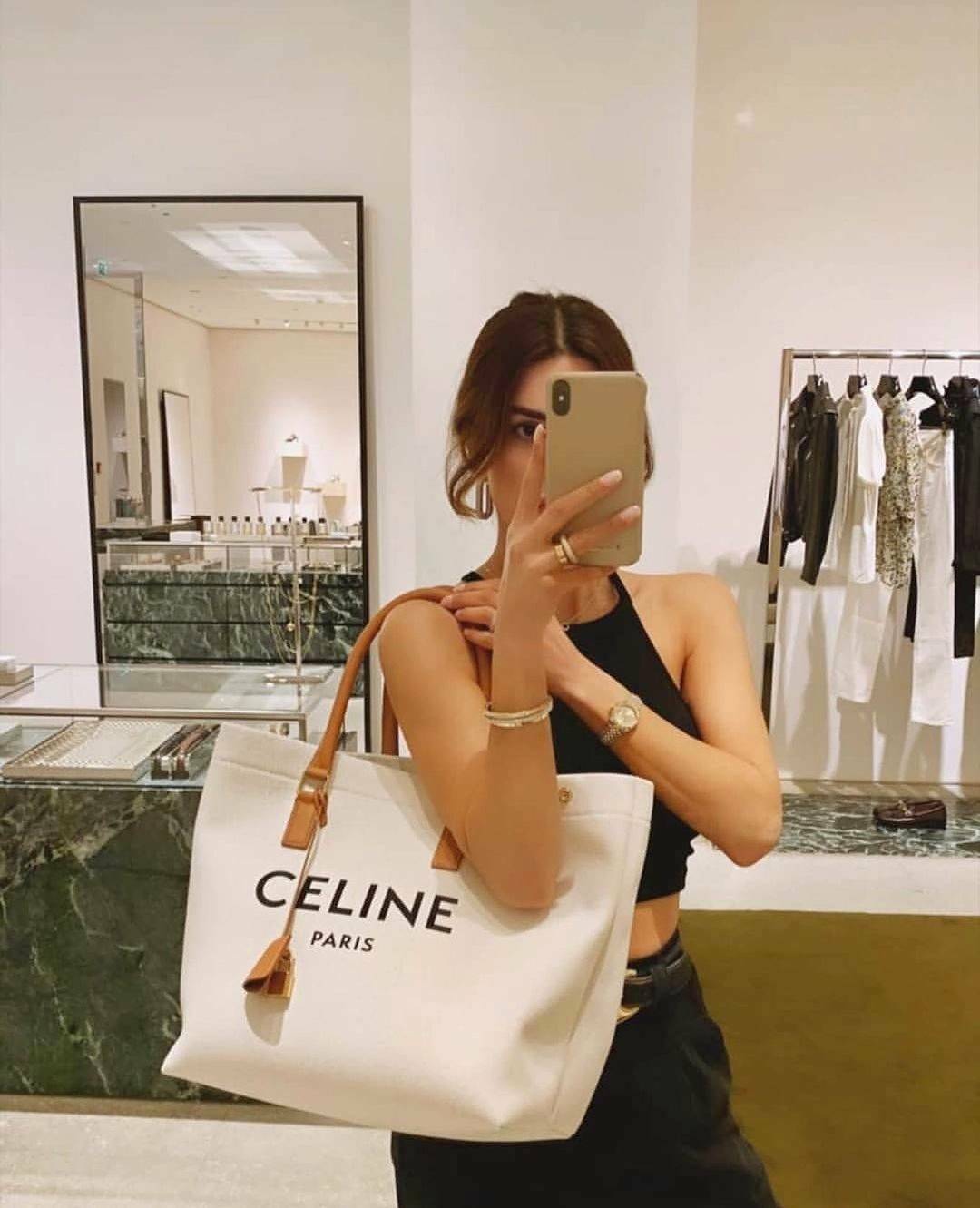CELINE PHANTOM TOTE BAG VIP GIFT WITH PURCHASE (GWP) พรีเมี่ยมกิ๊ฟ Limited Edition จาก CELINE PERFUME DUTYFREE COUNTER วัสดุ Canvas & Grained cowhide ดีไซน์ทรง Shopping ขนาดใหญ่กำลังดี เนื้อหนาแข็งแรง น้ำหนักเบา โดดเด่นที่ห้อยTagแม่กุญแจอะไหล่ทองสามารถใช้