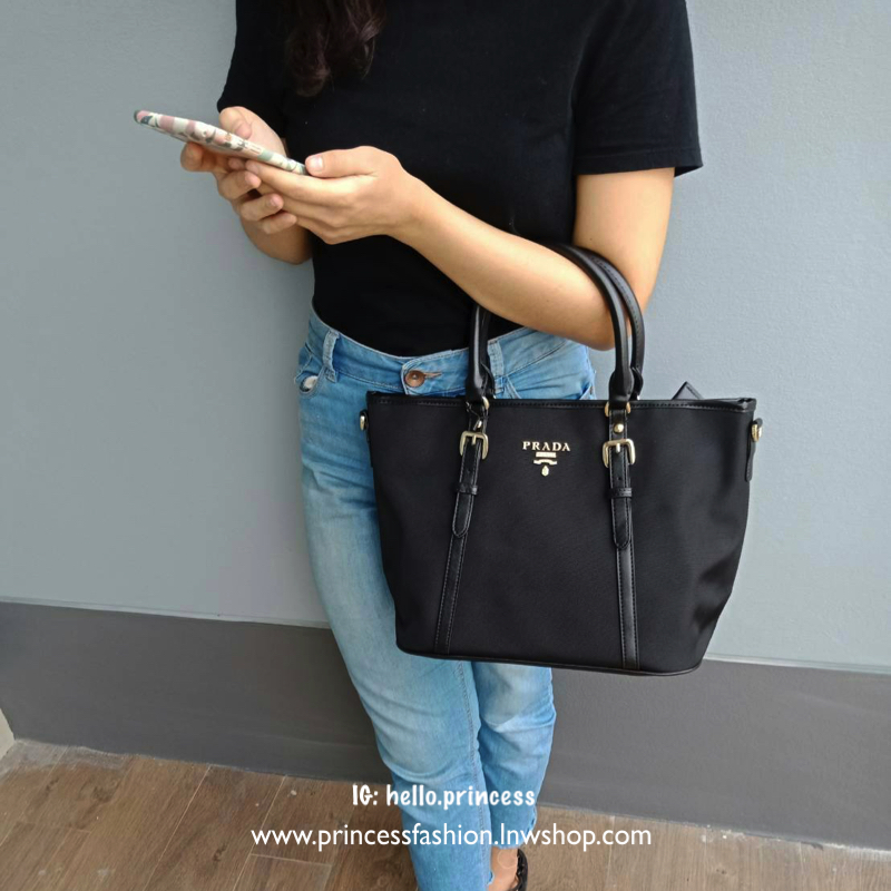 New item! มาใหม่ค้า กับรุ่น handbag กระเป๋าถือสะพาย จากงานพรีเมี่ยมกิ้ฟใหม่ บอกเลยว่า ใบนี้วัสดุเป็น Polyester **กันน้ำทั้งใบ ตัวกระเป๋ามาพร้อมสายเข็มขัดคาดด้านหน้าและด้านหลัง ให้ความหรูหราไปอีกแบบ หูกระเป๋าสามารถทำทรง ตั้งและพับได้ มาพร้อมอะไหล่สีทอง ด้า