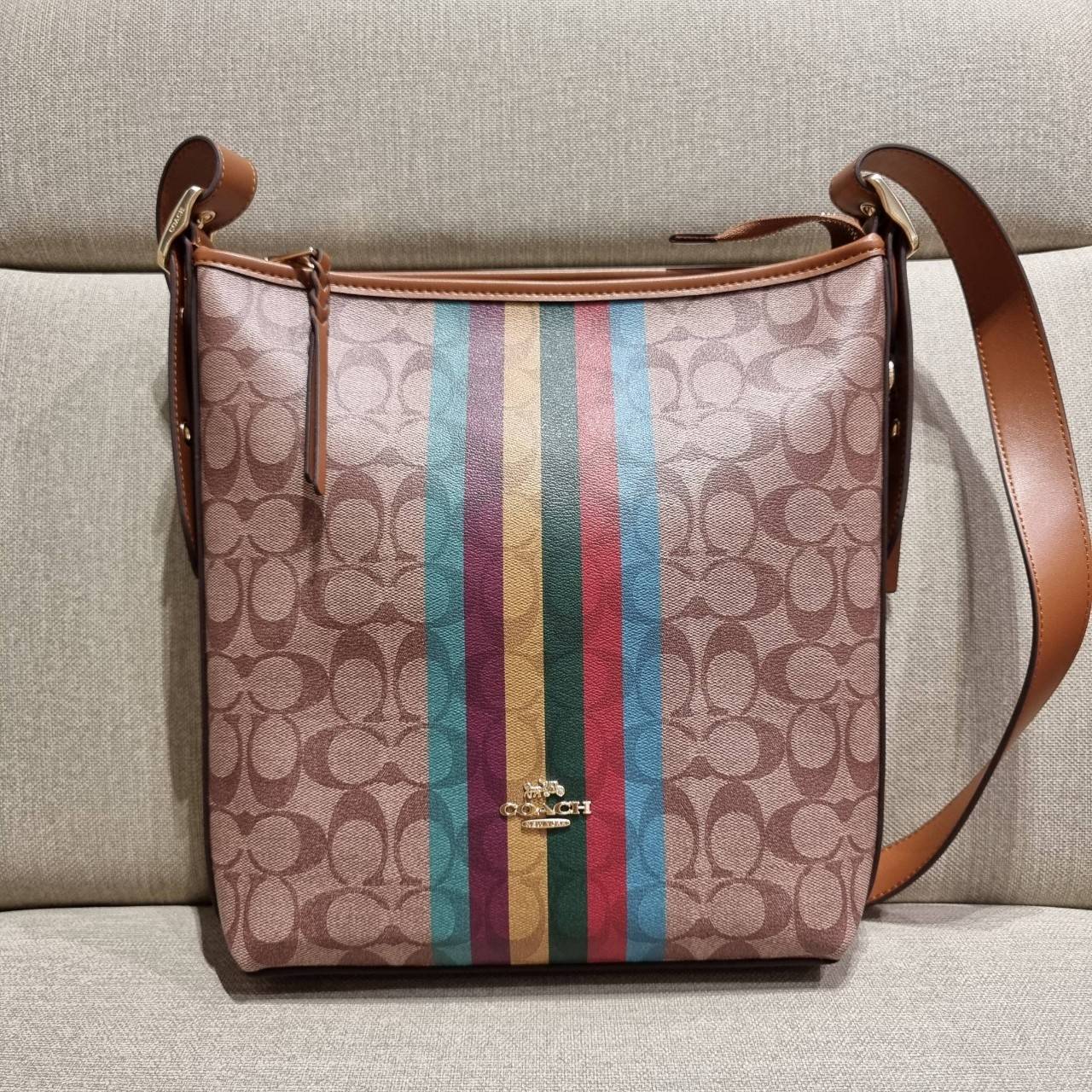 COACH C5641 VAL DUFFLE IN SIGNATURE CANVAS WITH STRIPE ใหม่ล่าสุด กระเป๋าทรงดัฟเฟิล คอลเลคชั่นยอดฮิต สวยโดดเด่น ทรงกระเป๋าไม่ซ้ำใคร แถมยังใส่ของได้จุใจไปอีก วัสดุหนังแคนวาสคุณภาพดี สลับหนังแท้ ด้านหลังมีช่องซิป กระเป๋ามีช่องซิปหลัก ภายในโล่งกว้าง สายสะพาย
