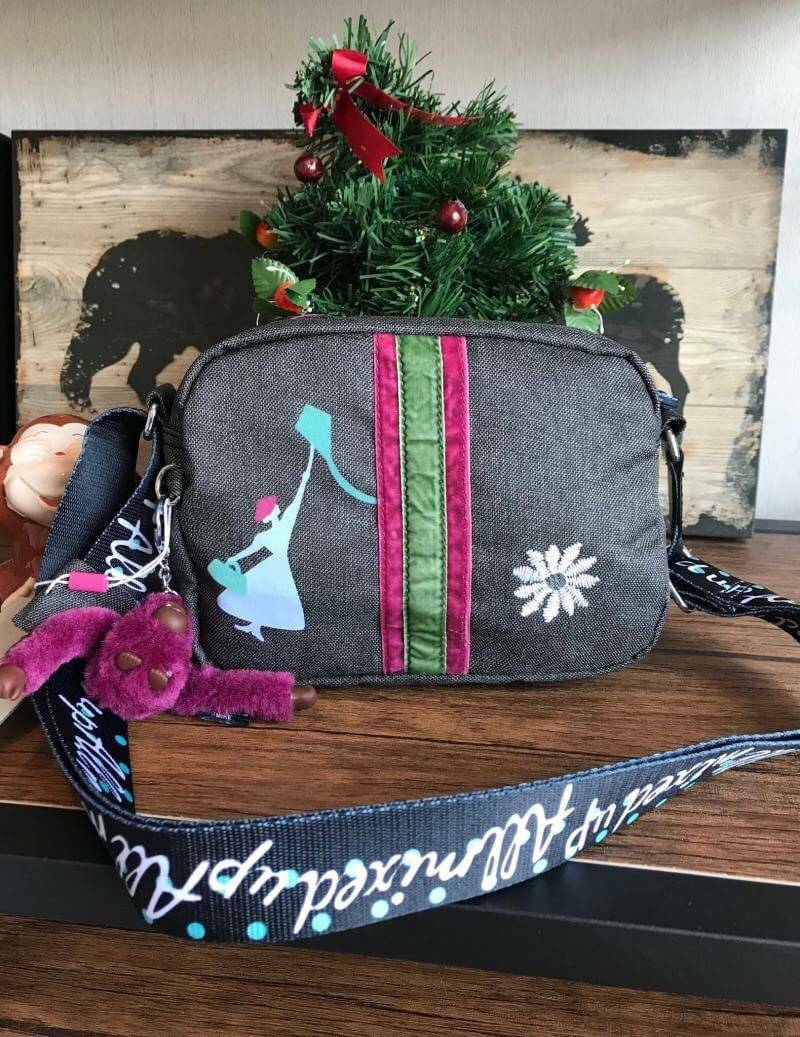 Disney's Mickey&Jungle Book Veni Crossbody Bag รุ่นLimited Edition ทรงสะพายข้าง ขนาดกำลังดี วัสดุpolester100% ดีเทลด้านหน้าลายการ์ตูนของวอลด์ดิสนีย์ เปิดปิดด้วยซิปเดียวด้านบน ภายในกว้าง มีช่องซิปและที่ห้อยพวงกุญแจ ฐานกว้างจุของได้เยอะสามารถสะพายได้ทั