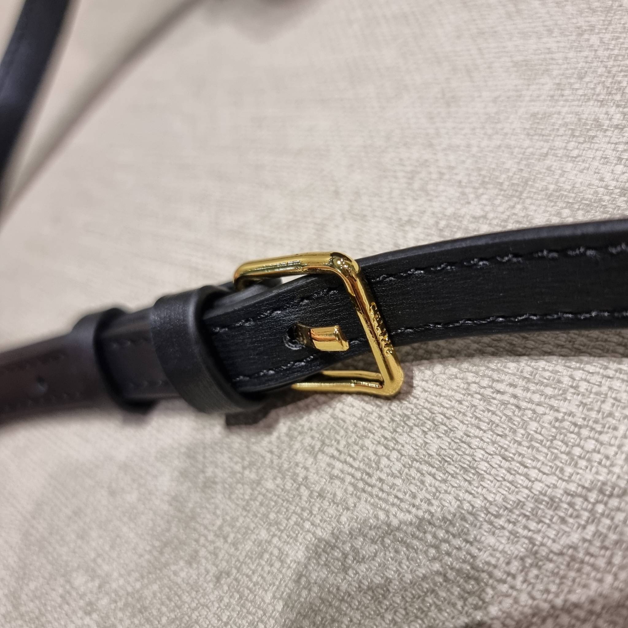 VIP 🥂 CELINE CLASSIQUE TRIOMPHE BAG IN SHINY CALFSKIN ไอเท็มสุดคลาสสิค ที่ขาดไม่ได้ กระเป๋าสะพายทรงสวยคลาสสิค แฝงความผู้ดี ที่ใช้ได้ทั้งชายหญิง วัสดุหนังแท้ เปิด-ปิดด้วยตัวกดล็อค สะดวกใช้มาก ภายในเป็นช่องโล่ง เก็บของได้เป็นสัดส่วน และยังมีช่องซิปใ