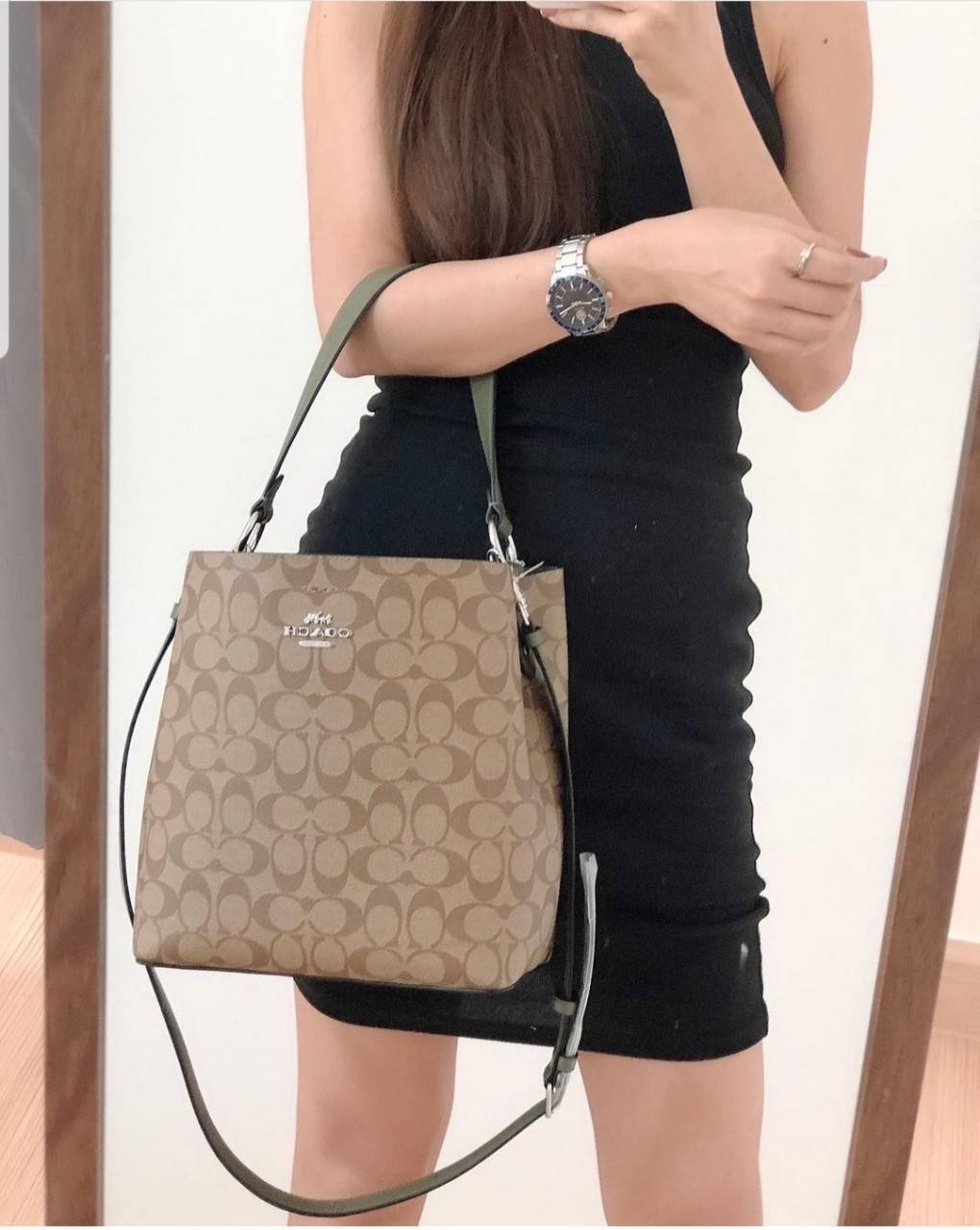 ใบใหญ่ 10" COACH TOWN BUCKET BAG IN SIGNATURE CANVAS (COACH 91512) 🌺 เป็นสีที่ขายดีมากๆ และหายากมากๆด้วย!! //ขนาด 10 นิ้ว ใส่ของได้จุใจ!! //กระเป๋าสะพายข้าง //วัสดุหนังแคนวาสอย่างดี หนังสวย อยู่ทรง มีสายสะพายยาว ใช้สะพายเป็นคลอสบอดี้ได้ สายยา