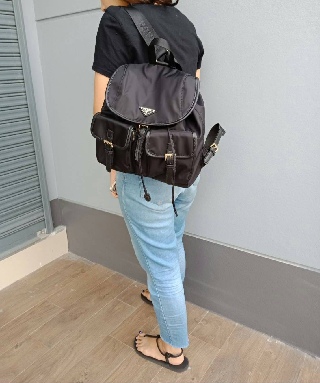 Prada nylon backpack with pocket กระเป๋าเป้ทรง signature จาก วัสดุ nylon เนื้อหนา ด้านหน้าประดับ logo brand, มีช่องใส่ของ 2 ช่อง กระเป๋าเปิดปิดด้วยกระดุมแม่เหล็ก และ drawstring ด้านในมีป้ายหนัง logo brand บุผ้าลายแบรนดอย่างดี สายสะพายปรับได้ freesize สายก