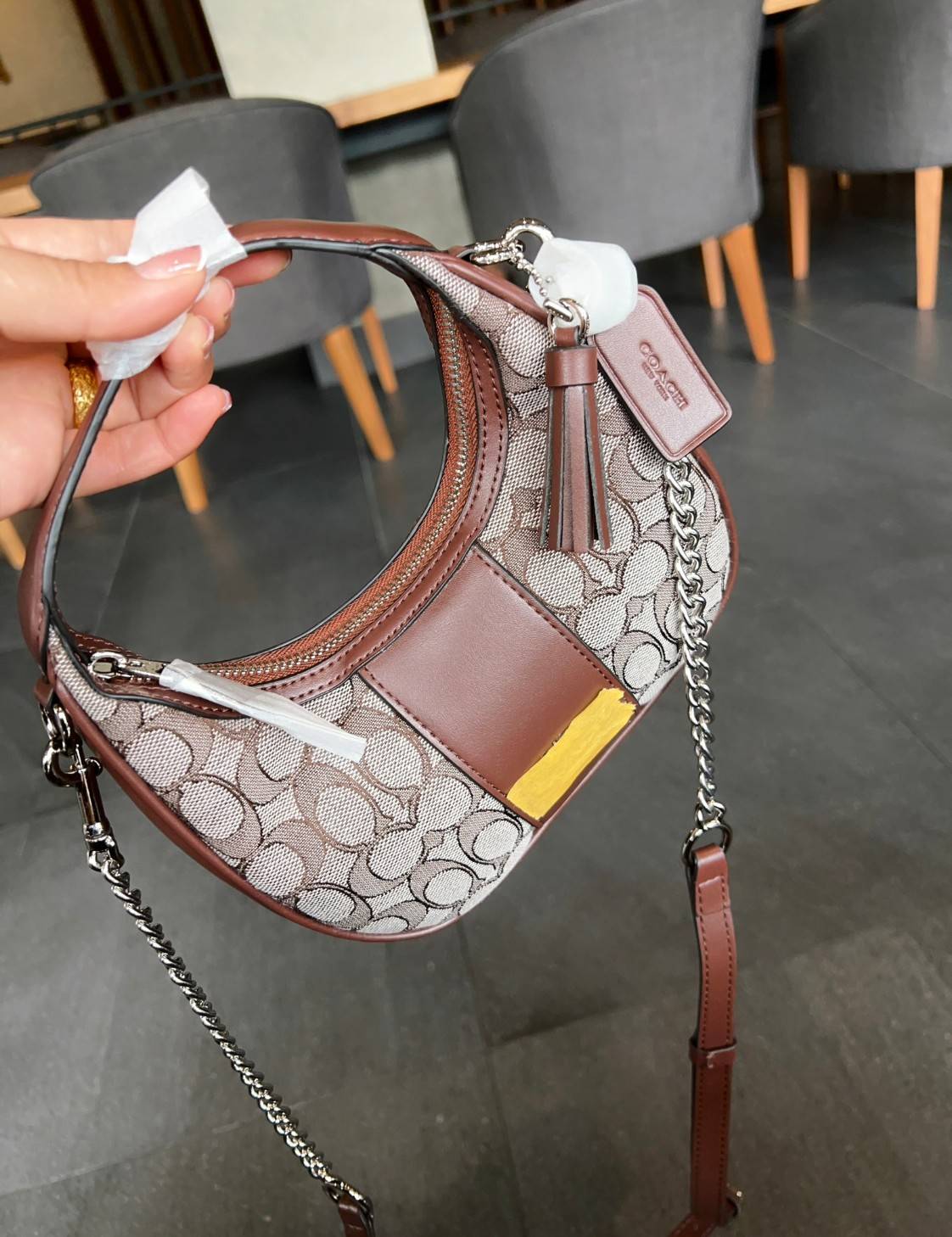 COACH CARMEN MINI CROSSBODY IN SIGNATURE JACQUARD กระเป๋ารูปทรงพระจันทร์โค้งมน น่ารักน่าใช้มากๆ!! เกรดท็อปออริ เกรดดีสุด สลับแท้ 1:1 ใช้ต่างประเทศได้